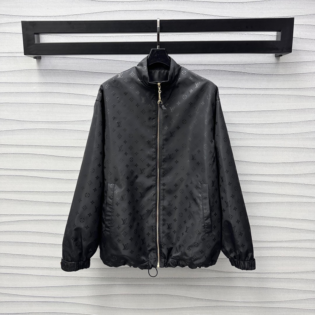 NO:332938,Louis Vuitto*2025 new product launches the dark pattern jacquard jacket custom YB imported jacquard nylon material, shiny and stylish, elastic cuffs and drawstring hem adjustment design, adding layered look, the whole body's iconic four-leaf clover letter logo dark pattern jacquard embellishment, highlighting the brand tone, the visual effect is richer, stand-up collar jacket style tailoring, daily commuting outfit is brilliant and fashionable, high-end version,,louis vuitton, jackets & coats, jackets & coats, alexander wang19860909Louis Vuitto*2025新品上架暗纹提花夹克外套定制YB进口提花尼龙材质 光泽挺括有型 袖口松紧搭配抽绳衣摆调节设计 增添造型层次感 通体标志性四叶草字母徽标暗纹提花点缀 彰显品牌调性 视觉效果更显丰富 立领夹克外套版型剪裁 日常通勤穿搭出彩时髦  高版本,,louis vuitton,jackets & coats,jackets & coats,alexander wang,Women's clothing