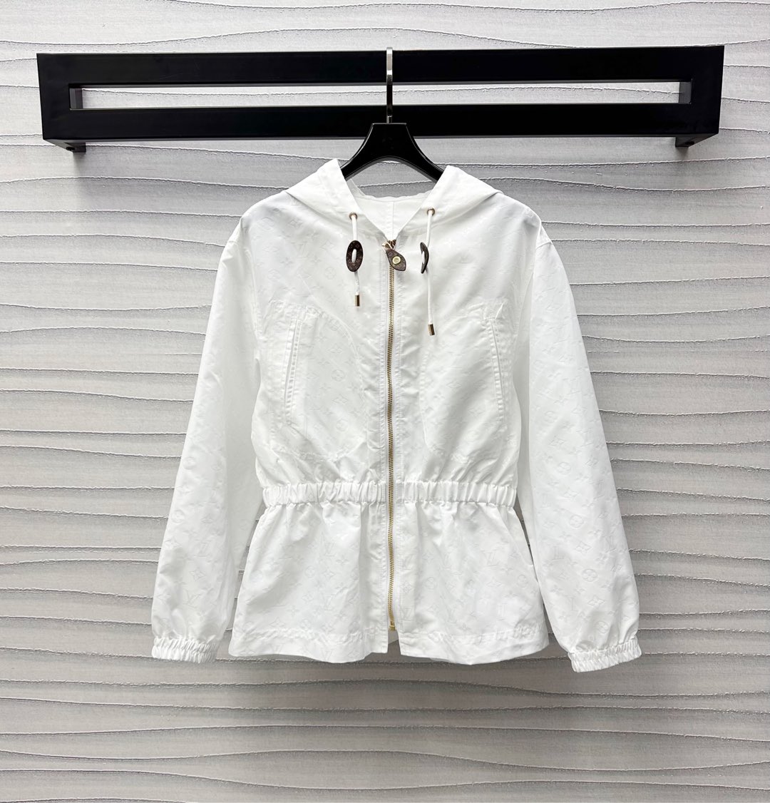 NO:332947,Louis Vuitto*2025 new product launches the shelves of dark pattern jacquard hooded jacket customized YB imported jacquard nylon material, shiny and stylish, elastic cuffs and waist drawstring waist adjustment design, adding layered look, the whole body's iconic four-leaf clover letter logo dark pattern jacquard embellishment, highlighting the brand tone, the visual effect is richer, the hooded jacket style tailoring, daily commuting outfit is brilliant and fashionable, high-end version,,louis vuitton, jackets & coats, jackets & coats,hats,alexander wang19860909Louis Vuitto*2025新品上架暗纹提花连帽外套定制YB进口提花尼龙材质 光泽挺括有型 袖口松紧搭配腰间抽绳收腰调节设计 增添造型层次感 通体标志性四叶草字母徽标暗纹提花点缀 彰显品牌调性 视觉效果更显丰富 连帽夹克外套版型剪裁 日常通勤穿搭出彩时髦  高版本,,louis vuitton,jackets & coats,jackets & coats,hats,alexander wang,Women's clothing