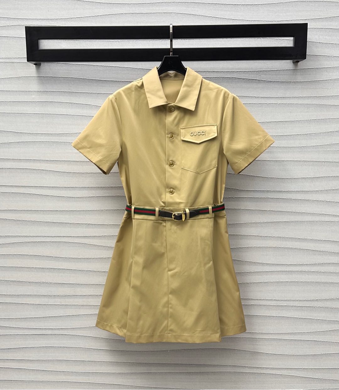 NO:332931,Gucc*2025 new product lapel belt dress custom YB imported non-woven material, shiny and stylish, voxel color uses cutting and details to enhance the precision, with half-pallet engraving button design, with a random adjustment of waist webbing, adding neatness to the brand tone, facial accessories development, lapel short-sleeved dress tailoring, daily upper body outfit is more fashionable, high-end version, gucci, skirts, T-shirt, alexander wang19860909Gucc*2025新品上架翻领腰带连衣裙定制YB进口无纺布材质 光泽挺括有型 通体素色利用裁剪和细节提升精致度 配合半开襟刻印钮扣设计 配合腰间织带随意调节处理 平添利落 彰显品牌调性 面辅料开发 翻领短袖连衣裙剪裁 日常上身穿搭更为洋气时髦  高版本,,gucci,skirts,T-shirt,alexander wang,Women's clothing