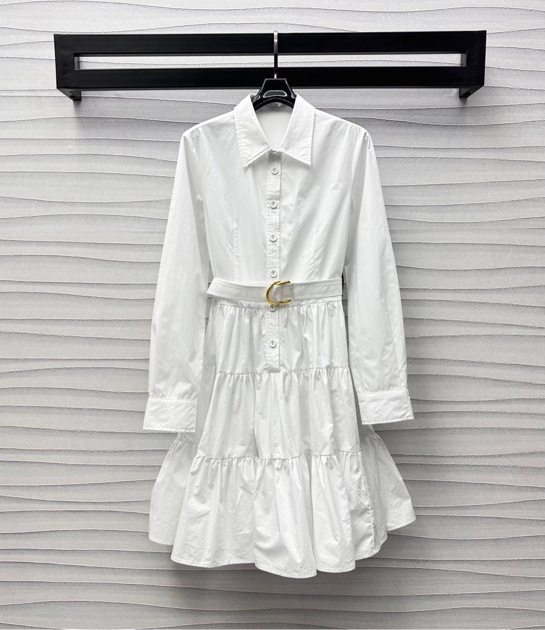 NO:332925,Louis Vuitto*2025 new product lapel belt dress custom YB imported twill cotton material, glossy and breathable and comfortable, voxel color uses cutting and details to enhance the exquisiteness, half-pallet button adjustment design, combined with medium-length layered skirt treatment, add layered styling, the waist is engraved and printed metal buckle belt outlines the body shape, highlighting the brand tone, overall intellectual temperament, surface auxiliary material development, lapel long-sleeved dress tailoring, commuting and date outfit high-end fashionable, high-end version 2 colors,,louis vuitton, skirts,alexander wang19860909Louis Vuitto*2025新品上架翻领腰带连衣裙定制YB进口斜纹全棉材质 光泽透气舒适 通体素色利用裁剪和细节提升精致度 半开襟纽扣调节设计 配合中长度层叠裙摆处理 增添造型层次感 腰间本布刻印金属扣腰带勾勒身形 彰显品牌调性 整体知性气质 面辅料开发 翻领长袖连衣裙剪裁 通勤约会穿搭高级时髦 高版本2色,,louis vuitton,skirts,alexander wang,Women's clothing