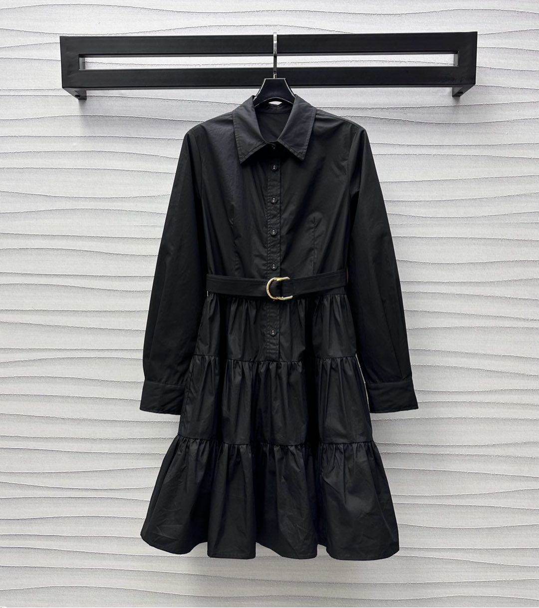 NO:332919,Louis Vuitto*2025 new product lapel belt dress custom YB imported twill cotton material, glossy and breathable and comfortable, voxel color uses cutting and details to enhance the exquisiteness, half-pallet button adjustment design, combined with medium-length layered skirt treatment, add layered styling, the waist is engraved and printed metal buckle belt outlines the body shape, highlighting the brand tone, overall intellectual temperament, surface auxiliary material development, lapel long-sleeved dress tailoring, commuting and date outfit high-end fashionable, high-end version 2 colors,,louis vuitton, skirts,alexander wang19860909Louis Vuitto*2025新品上架翻领腰带连衣裙定制YB进口斜纹全棉材质 光泽透气舒适 通体素色利用裁剪和细节提升精致度 半开襟纽扣调节设计 配合中长度层叠裙摆处理 增添造型层次感 腰间本布刻印金属扣腰带勾勒身形 彰显品牌调性 整体知性气质 面辅料开发 翻领长袖连衣裙剪裁 通勤约会穿搭高级时髦 高版本2色,,louis vuitton,skirts,alexander wang,Women's clothing