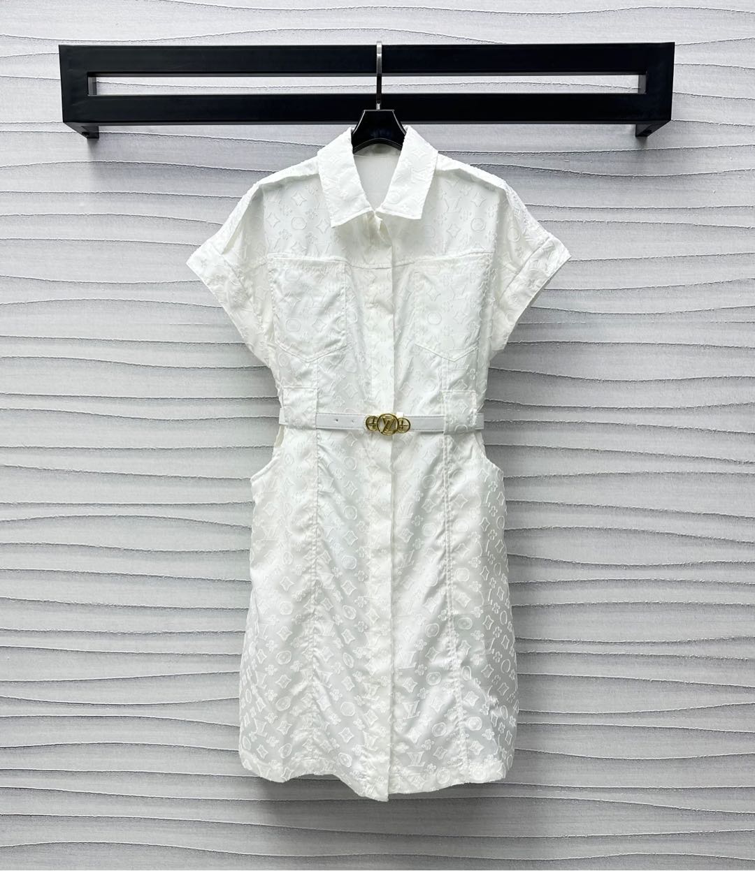 NO:332937,Louis Vuitto*2025 new product is available on the shelves of belt jacquard dress custom YB imported jacquard material. The process is made of three-dimensional burly four-leaf clover letter pattern, highlighting the brand tone Simple pure white with metal buckle leather belt adjustment design to add layered style, symmetrical pocket decoration of waist and hips, highlighting the casual and fashionable feeling, surface auxiliary material development, lapel short-sleeved dress tailoring, commuting date outfit high-end elegant, high-end version,,louis vuitton, skirts, T-shirt, alexander wang19860909Louis Vuitto*2025新品上架腰带提花连衣裙定制YB进口提花材质 工艺处理呈现通体立体毛边四叶草字母图案 彰显品牌调性 简约纯白色搭配金属扣皮革腰带调节设计 增添造型层次感 腰胯对称口袋装饰 凸显休闲时髦感 面辅料开发 翻领短袖连衣裙剪裁 通勤约会穿搭高级优雅 高版本,,louis vuitton,skirts,T-shirt,alexander wang,Women's clothing