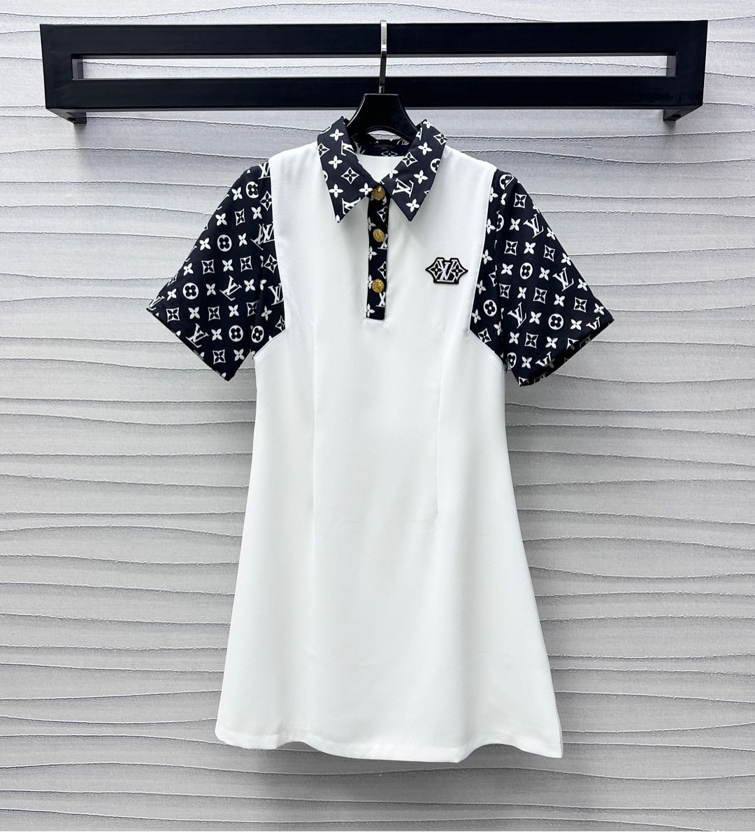 NO:332963,Louis Vuitto*2025 new product is available for preschool splicing dress custom YB imported twill cotton material breathable and comfortable and stylish. The neckline cuffs are decorated with iconic four-leaf clover letter elements to highlight the brand tone and create a literary and artistic sense of the academy. Combined with the micro-A-shaped cut of the skirt, add a sense of styling and layering, easy to divide the body proportions outline lines, surface auxiliary materials development, lapel short-sleeved dress tailoring, commuting and date outfits, high-end version,,louis vuitton, skirts, T-shirt, alexander wang19860909Louis Vuitto*2025新品上架老花拼接连衣裙定制YB进口斜纹全棉材质 透气舒适有型 领口袖口饰以标志性四叶草字母元素拼接设计 彰显品牌调性 打造学院文艺感 配合裙摆微A版型裁剪 增添造型层次感 轻松划分身形比例勾勒线条 面辅料开发 翻领短袖连衣裙剪裁 通勤约会穿搭出彩时髦 高版本,,louis vuitton,skirts,T-shirt,alexander wang,Women's clothing