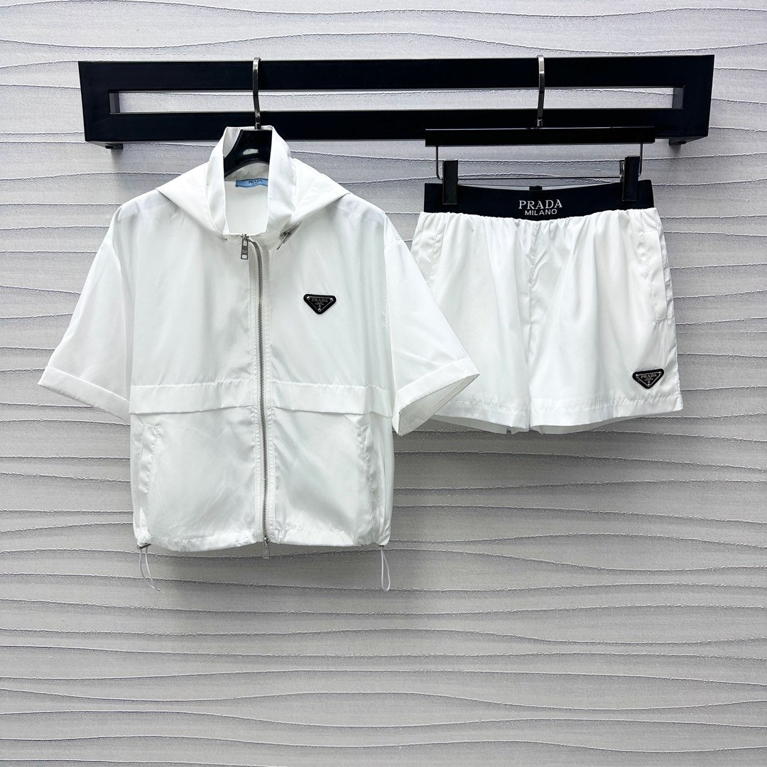 NO:332952,Prad*2025 new product launches hooded short-sleeved jacket shorts set customized YB imported recycled nylon material, crisp, comfortable and stylish, the hat collar is decorated with a detachable zipper, adding a sense of styling, the lapel style is more neat, highlighting the casual and fashionable feeling of workwear, and the visual effect is richer, the surface and auxiliary materials development Hooded workwear jacket shorts casual suit The iconic triangle logo echoes the upper and lower, highlighting the brand tone, daily commuting set fashionable and fashionable, high version 2 colors,,prada, shorts, jackets & coats,T-shirt,hats,alexander wang19860909Prad*2025新品上架连帽短袖外套短裤套装定制YB进口再生尼龙材质 挺括舒适有型 帽领处饰以拉链可拆卸设计 增添造型层次感 翻领风格更利落 凸显工装休闲时尚感 视觉效果更显丰富 面辅料开发 连帽工装外套短裤休闲套装 标志性三角徽标上下呼应 彰显品牌调性 日常通勤成套穿搭时髦洋气 高版本2色,,prada,shorts,jackets & coats,T-shirt,hats,alexander wang,Women's clothing