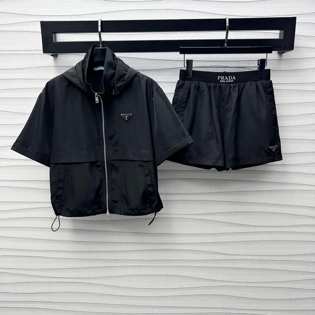 NO:332948,Prad*2025 new product launches hooded short-sleeved jacket shorts set customized YB imported recycled nylon material, crisp, comfortable and stylish, the hat collar is decorated with a detachable zipper, adding a sense of styling, the lapel style is more neat, highlighting the casual and fashionable feeling of workwear, and the visual effect is richer, the surface and auxiliary materials development Hooded workwear jacket shorts casual suit The iconic triangle logo echoes the upper and lower, highlighting the brand tone, daily commuting set fashionable and fashionable, high version 2 colors,,prada, shorts, jackets & coats,T-shirt,hats,alexander wang19860909Prad*2025新品上架连帽短袖外套短裤套装定制YB进口再生尼龙材质 挺括舒适有型 帽领处饰以拉链可拆卸设计 增添造型层次感 翻领风格更利落 凸显工装休闲时尚感 视觉效果更显丰富 面辅料开发 连帽工装外套短裤休闲套装 标志性三角徽标上下呼应 彰显品牌调性 日常通勤成套穿搭时髦洋气 高版本2色,,prada,shorts,jackets & coats,T-shirt,hats,alexander wang,Women's clothing