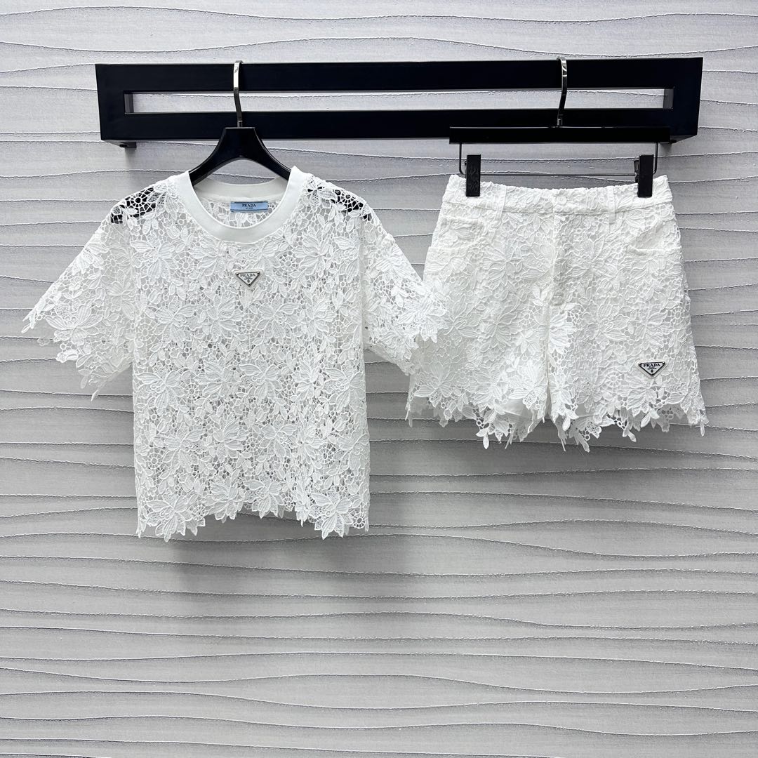 NO:332956,Prad*2025 new product on-the-shelf round neck top shorts set customized YB imported water-soluble lace material is soft and delicate, not easy to tear, the chest is decorated with the iconic triangle logo, highlighting the brand tone, the whole body water-soluble lace fabric is matched with the same color lining to form a collision treatment, adding a sense of styling, facial auxiliary materials development, round neck short sleeve top paired with the same series of high-waist shorts, details echo up and down to create a simple and high-end style, daily commuting sets are fashionable and age-reducing, high-version, prada, shorts, T-shirt, alexander wang19860909Prad*2025新品上架圆领上衣短裤套装定制YB进口水溶蕾丝材质 柔软细腻 不易撕裂 胸前点缀标志性三角徽标装饰 彰显品牌调性 通体水溶蕾丝面料搭配同色系内衬形成碰撞处理 增添造型层次感 面辅料开发 圆领短袖上衣搭配同系列高腰短裤 细节上下呼应 打造简约高级风格 日常通勤成套穿搭时髦减龄 高版本,,prada,shorts,T-shirt,alexander wang,Women's clothing