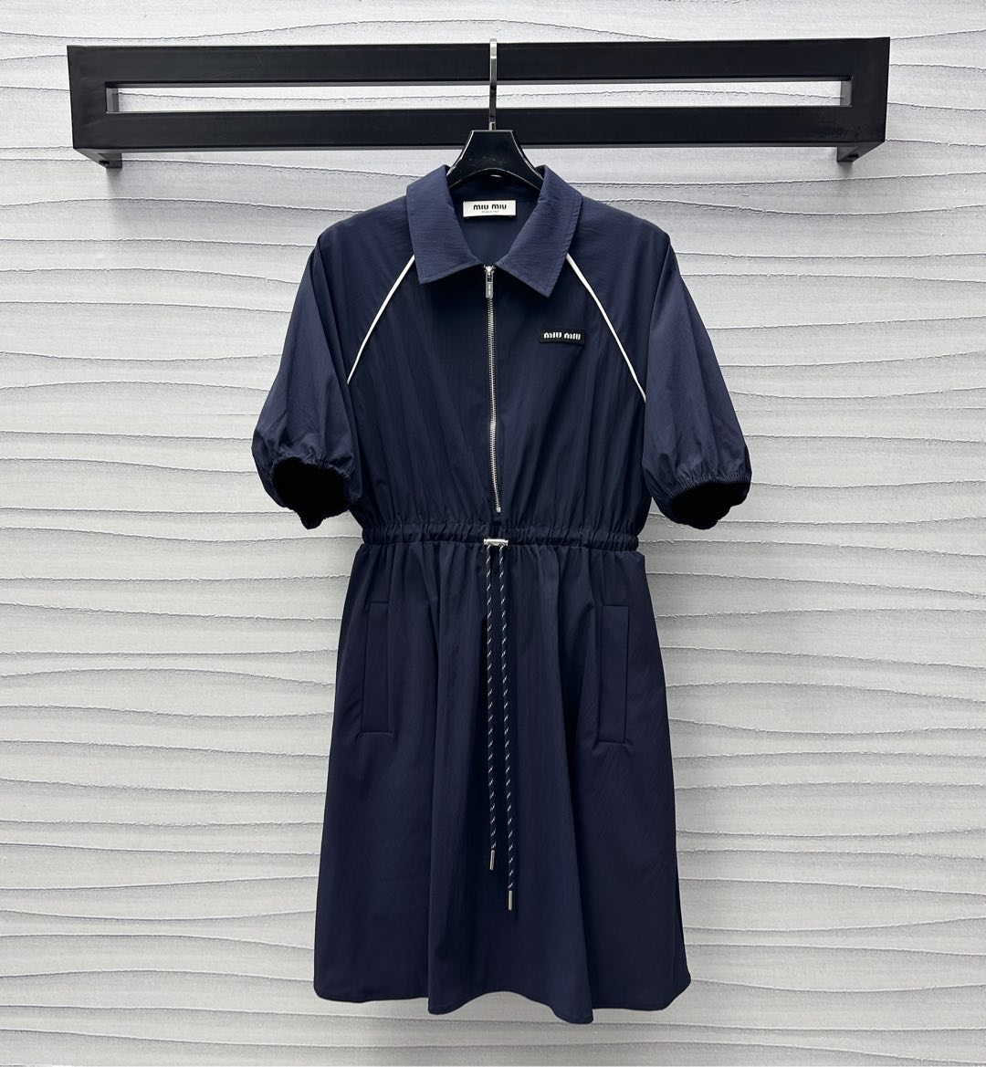 NO:332942,Miumi*2025 new product launches drawstring work dress custom YB imported nylon material, crisp and stylish, use a half-clad zipper adjustment design, combined with white tying splicing details, add layered look, highlight the casual and fashionable feeling of work dress, embellished with iconic letter logo decoration on the chest, highlight the brand tone, surface auxiliary material development, lapel short-sleeved dress tailoring, daily commuting outfits, high-end version,,miumiu, skirts, T-shirt, alexander wang19860909Miumi*2025新品上架抽绳工装连衣裙定制YB进口尼龙材质 挺括有型 沿用半开襟拉链调节设计 配合白色捆边拼接细节处理 增添造型层次感 凸显工装休闲时尚感 胸前点缀标志性字母徽标装饰 彰显品牌调性 面辅料开发 翻领短袖连衣裙剪裁 日常通勤穿搭出彩时髦 高版本,,miumiu,skirts,T-shirt,alexander wang,Women's clothing