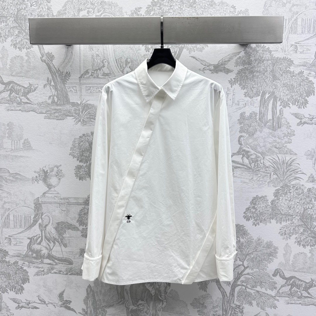 NO:332959,Dio*2025 new product is available in plain slanted shirts, customized with YB imported twill cotton, breathable and comfortable, the front closure is decorated with hidden plaque button adjustment design, the neckline is cut diagonally down to one side waist, adding layered styling. The waist side iconic CD bee embroidered logo embellishes the brand tone, face accessories development, lapel long-sleeved shirt cut, randomly matched with skirts and pants, easy to wear on daily commuting and vacation to create a fashionable feeling, high-end version,,dior, skirts,shirts,alexander wang19860909Dio*2025新品上架素色斜裁衬衫定制YB进口斜纹全棉材质 透气舒适 前襟饰以隐藏式开襟纽扣调节设计 领口斜向下斜裁剪至单侧腰间 增添造型层次感 腰侧标志性CD蜜蜂刺绣徽标点缀 彰显品牌调性 面辅料开发 翻领长袖衬衣剪裁 随意搭配裙裤装 日常通勤度假轻松穿搭出洋气感  高版本,,dior,skirts,shirts,alexander wang,Women's clothing