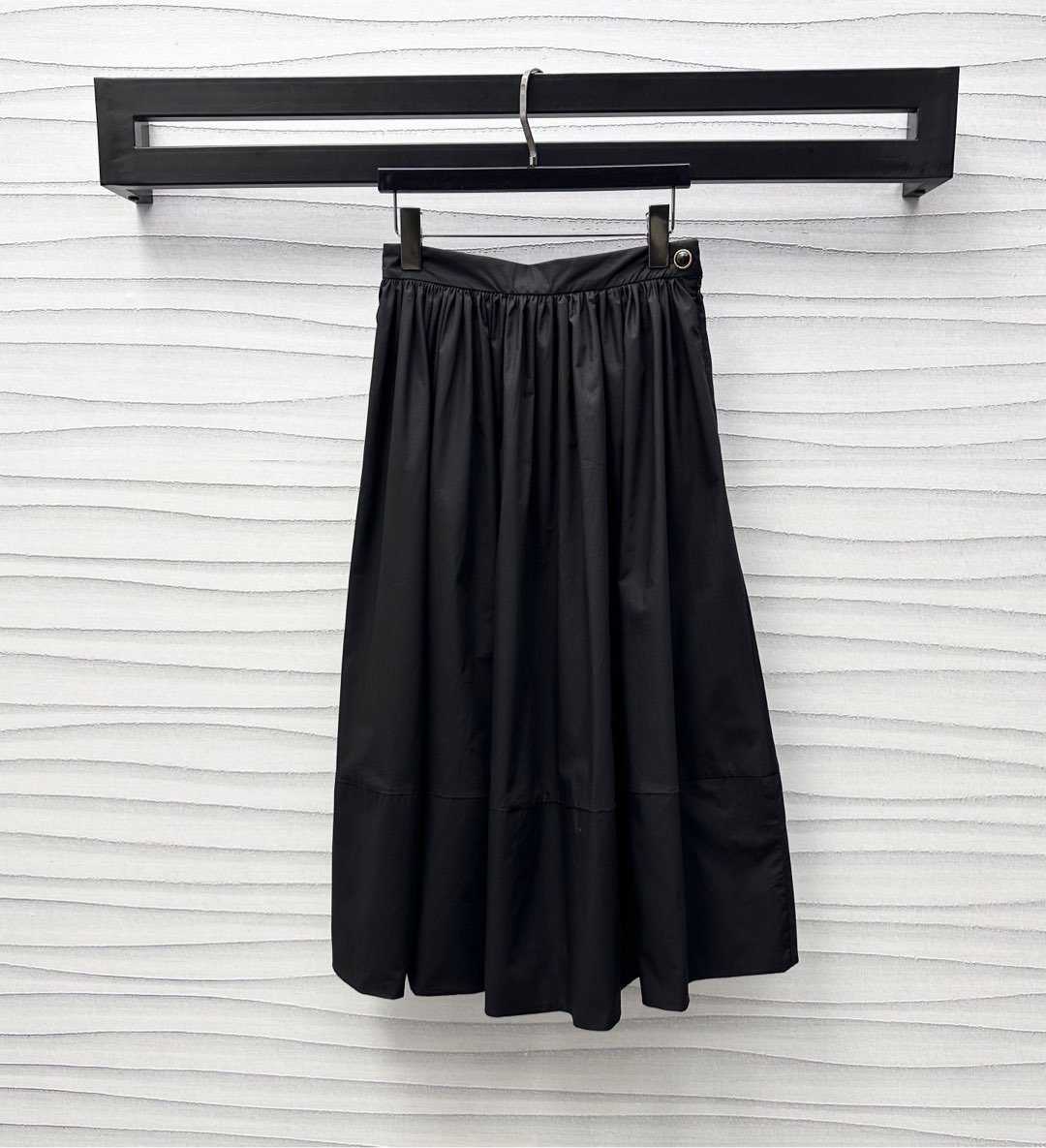 NO:332920,Louis Vuitto*2025 new product is available on the shelves of high waist umbrella skirt custom YB imported twill cotton material is crisp, comfortable and stylish. The waist side decoration is adjusted with heavy industry mold opening buttons to highlight the brand tone. Simple and fashionable. Double-layer spliced ​​skirt hem design to add a sense of styling. The surface auxiliary material development. High-waisted umbrella skirt tailoring. The upper body is elegant. The upper body is elegant. The upper body is easily matched to make it look slim. Daily commuting and date outfits are high-end and fashionable. High-version 2 colors,,louis vuitton, skirts,alexander wang19860909Louis Vuitto*2025新品上架高腰伞状半身裙定制YB进口斜纹全棉材质挺括舒适有型 腰侧饰以重工开模纽扣调节处理 彰显品牌调性 简约时尚 双层拼接裙摆设计 增添造型层次感 面辅料开发 高腰伞状长裙剪裁 上身气质优雅 随意搭配上装包容显瘦 日常通勤约会穿搭高级时髦 高版本2色,,louis vuitton,skirts,alexander wang,Women's clothing