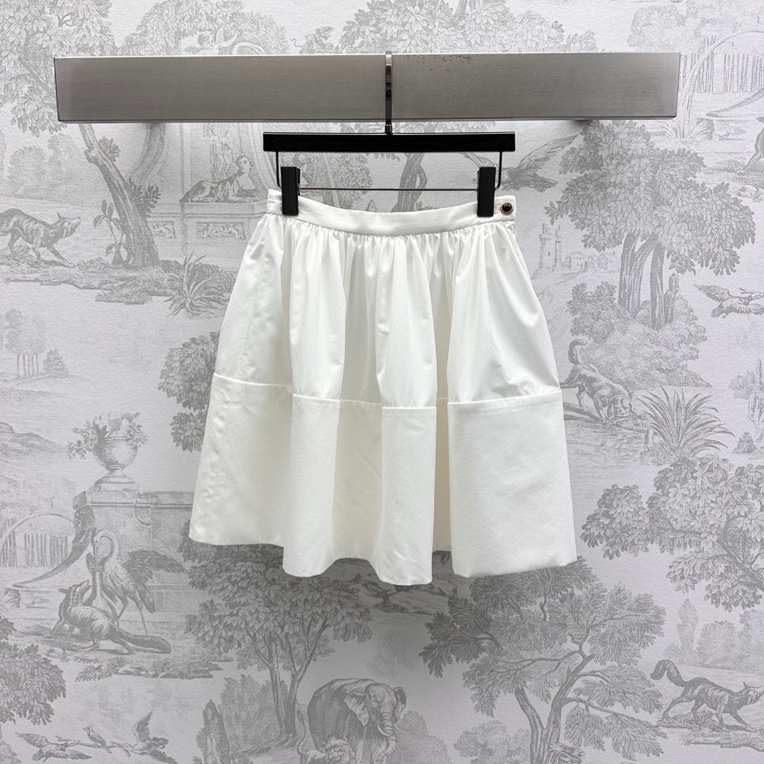 NO:332944,Louis Vuitto*2025 new product is on the shelves of spliced ​​umbrella skirt custom YB imported spliced ​​twill cotton material is crisp, comfortable and stylish. The waist and side decoration is adjusted with heavy industry mold opening buttons to highlight the brand tone. Simple and fashionable. Double-layer fabric spliced ​​skirt hem design to add a sense of styling. The surface and auxiliary materials are developed. High-waist umbrella skirt tailoring. The upper body is elegant. The upper body is elegant. The upper body is easily matched to make it look slim. Daily commuting and date outfits are high-end and fashionable. High-version 2 colors,,louis vuitton, skirts,alexander wang19860909Louis Vuitto*2025新品上架拼接伞状半裙定制YB进口拼接斜纹棉材质挺括舒适有型 腰侧饰以重工开模纽扣调节处理 彰显品牌调性 简约时尚 双层面料拼接裙摆设计 增添造型层次感 面辅料开发 高腰伞状半裙剪裁 上身气质优雅 随意搭配上装包容显瘦 日常通勤约会穿搭高级时髦 高版本2色,,louis vuitton,skirts,alexander wang,Women's clothing