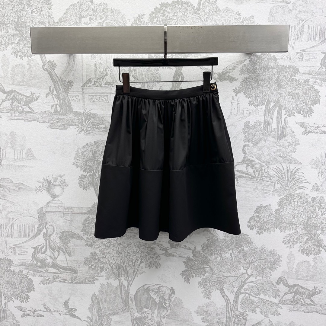 NO:332951,Louis Vuitto*2025 new product is on the shelves of spliced ​​umbrella skirt custom YB imported spliced ​​twill cotton material is crisp, comfortable and stylish. The waist and side decoration is adjusted with heavy industry mold opening buttons to highlight the brand tone. Simple and fashionable. Double-layer fabric spliced ​​skirt hem design to add a sense of styling. The surface and auxiliary materials are developed. High-waist umbrella skirt tailoring. The upper body is elegant. The upper body is elegant. The upper body is easily matched to make it look slim. Daily commuting and date outfits are high-end and fashionable. High-version 2 colors,,louis vuitton, skirts,alexander wang19860909Louis Vuitto*2025新品上架拼接伞状半裙定制YB进口拼接斜纹棉材质挺括舒适有型 腰侧饰以重工开模纽扣调节处理 彰显品牌调性 简约时尚 双层面料拼接裙摆设计 增添造型层次感 面辅料开发 高腰伞状半裙剪裁 上身气质优雅 随意搭配上装包容显瘦 日常通勤约会穿搭高级时髦 高版本2色,,louis vuitton,skirts,alexander wang,Women's clothing