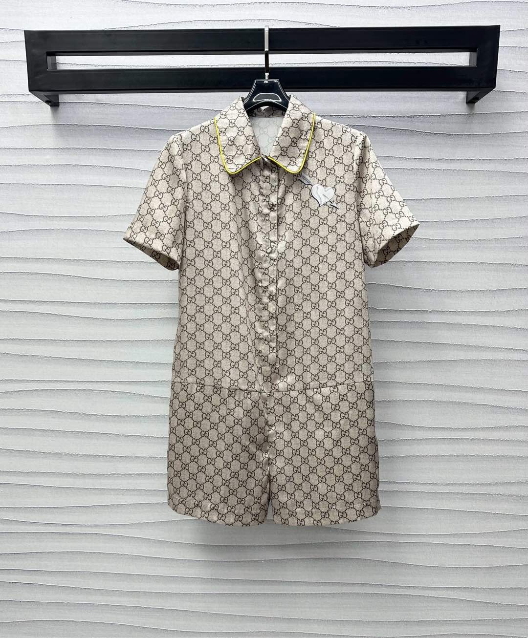 NO:333586,Gucc*2025 new product lapel printed jumpsuits are customized with YB imported twill thick material, smooth and light and comfortable, full-print double G letter logo elements, highlighting the brand tone, relaxed and fashionable, full of famous and old money, hidden button half-plate design, random adjustment of slit treatment, combined with the arrow pattern on the chest, add layering of the styling, regular straight-fitting style is not picky about the figure, surface auxiliary material development, short-sleeved jumpsuit cut, more brand charm, fashionable and trendy, high-version, gucci, T-shirt, alexander wang19860909Gucc*2025新品上架翻领印花连体裤定制YB进口斜纹稠材质 垂顺轻薄舒适 通体满印双G字母徽标元素 彰显品牌调性 松弛而时髦 带有满满名媛老钱感 隐藏纽扣半开襟设计 随意调节开衩处理 配合胸前穿心之箭图案点缀 增添造型层次感 常规直筒版型不挑身材 面辅料开发 短袖连体裤剪裁 穿搭更具品牌魅力 时髦潮流  高版本,,gucci,T-shirt,alexander wang,Women's clothing