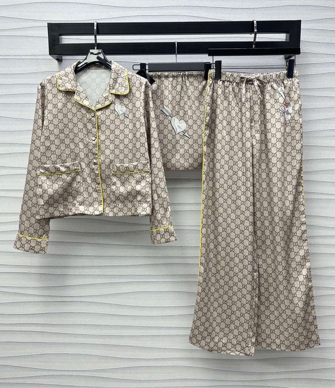 NO:333582,Gucc*2025 new product is on the shelves of printed shirts and trousers sets customized YB imported twill thick material, smooth and light and comfortable, full of double G letter logo elements, highlighting the brand tone, relaxed and fashionable, full of old money, combined with the arrow pattern on the chest, adds a sense of styling, facial accessories, development of lapel long-sleeved shirts with the same series of straight trousers, complete sets of outfits are more brand charm, fashionable and trendy, home and outdoor wear, equipped with the same bag storage, high-end version,,gucci,shirts,alexander wang19860909Gucc*2025新品上架印花衬衣长裤套装定制YB进口斜纹稠材质 垂顺轻薄舒适 通体满印双G字母徽标元素 彰显品牌调性 松弛而时髦 带有满满名媛老钱感 配合胸前穿心之箭图案点缀 增添造型层次感 面辅料开发 翻领长袖衬衫搭配同系列直筒长裤 成套穿搭更具品牌魅力 时髦潮流 家居外穿都 配备同款包包收纳  高版本,,gucci,shirts,alexander wang,Women's clothing