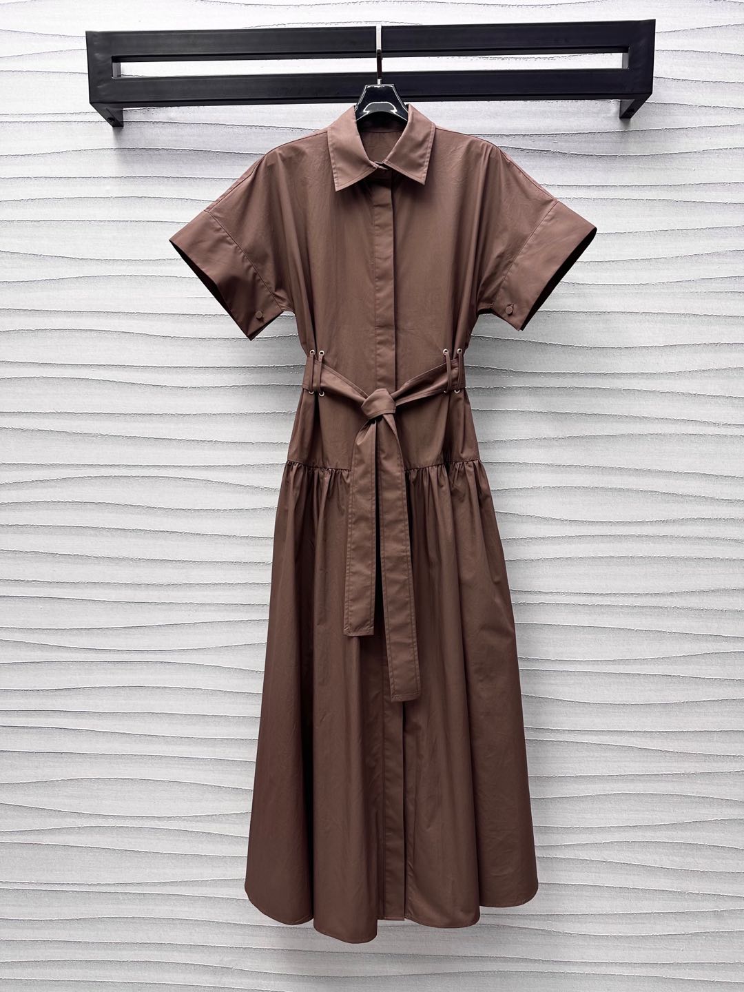 NO:333624,Maxmar*2025 new product is on the shelves belt short-sleeved dress with custom YB imported twill cotton material, comfortable texture and delicate dark lace button adjustment design, adding layered look, waist-standing cut to waist effect, matching with this fabric perforated belt outline, highlighting the proportional advantages of the top short and bottom length, surface auxiliary materials development, lapel shirt dress style cut, upper body full of fashionable and elegant atmosphere, easy to wear on daily commuting and vacation, high-end 3 colors, skirts, T-shirt, alexander wang19860909Maxmar*2025新品上架腰带短袖连衣裙定制YB进口斜纹全棉材质 质感舒适细腻暗襟纽扣调节设计 增添造型层次感 腰身立裁起到收腰效果 搭配本布穿孔腰带勾勒 更凸显上短下长的比例优势 面辅料开发 翻领衬衣裙版型剪裁 上身充满时尚优雅气息 日常通勤度假轻松穿搭出洋气感  高版本3色,,skirts,T-shirt,alexander wang,Women's clothing