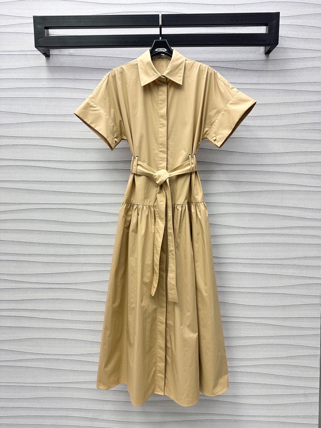 NO:333619,Maxmar*2025 new product is on the shelves belt short-sleeved dress with custom YB imported twill cotton material, comfortable texture and delicate dark lace button adjustment design, adding layered look, waist-standing cut to waist effect, matching with this fabric perforated belt outline, highlighting the proportional advantages of the top short and bottom length, surface auxiliary materials development, lapel shirt dress style cut, upper body full of fashionable and elegant atmosphere, easy to wear on daily commuting and vacation, high-end 3 colors, skirts, T-shirt, alexander wang19860909Maxmar*2025新品上架腰带短袖连衣裙定制YB进口斜纹全棉材质 质感舒适细腻暗襟纽扣调节设计 增添造型层次感 腰身立裁起到收腰效果 搭配本布穿孔腰带勾勒 更凸显上短下长的比例优势 面辅料开发 翻领衬衣裙版型剪裁 上身充满时尚优雅气息 日常通勤度假轻松穿搭出洋气感  高版本3色,,skirts,T-shirt,alexander wang,Women's clothing