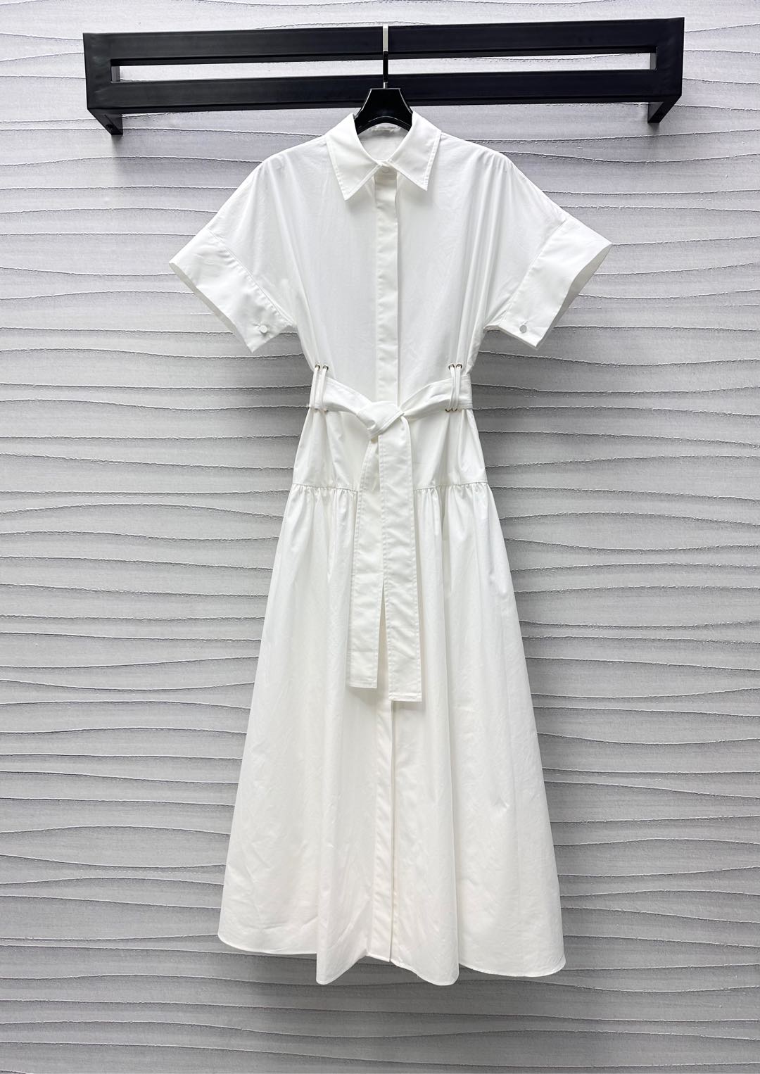 NO:333630,Maxmar*2025 new product is on the shelves belt short-sleeved dress with custom YB imported twill cotton material, comfortable texture and delicate dark lace button adjustment design, adding layered look, waist-standing cut to waist effect, matching with this fabric perforated belt outline, highlighting the proportional advantages of the top short and bottom length, surface auxiliary materials development, lapel shirt dress style cut, upper body full of fashionable and elegant atmosphere, easy to wear on daily commuting and vacation, high-end 3 colors, skirts, T-shirt, alexander wang19860909Maxmar*2025新品上架腰带短袖连衣裙定制YB进口斜纹全棉材质 质感舒适细腻暗襟纽扣调节设计 增添造型层次感 腰身立裁起到收腰效果 搭配本布穿孔腰带勾勒 更凸显上短下长的比例优势 面辅料开发 翻领衬衣裙版型剪裁 上身充满时尚优雅气息 日常通勤度假轻松穿搭出洋气感  高版本3色,,skirts,T-shirt,alexander wang,Women's clothing