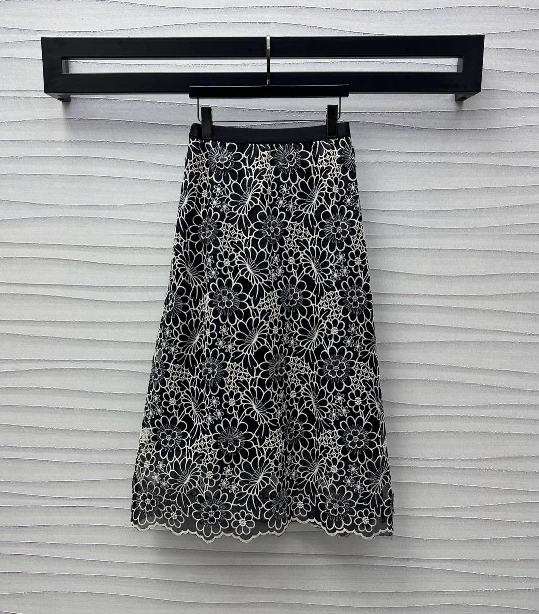 NO:333607,Dio*2025 new product is on the shelves of the heavy industry water-soluble lace skirt customized YB imported water-soluble lace material, crisp, comfortable and breathable, the whole body embroidered water-soluble lace fabric is gorgeous, heavy industry shows texture, highlighting the brand tone, with its own lining to prevent exposure and safe wear, straight-tube style modifying the waist and hips to make it look slimmer, and adding a sense of styling. The surface and auxiliary materials development, high-waist skirt tailoring, the outfit is more fashionable and retro. High-version 2 colors,,dior, skirts,alexander wang19860909Dio*2025新品上架重工水溶蕾丝半裙定制YB进口水溶蕾丝材质 挺括舒适透气 通体绣花水溶蕾丝面料华丽重工显质感 彰显品牌调性 自带内衬防走光安心穿搭 直筒版型修饰腰胯更显瘦 增添造型层次感 面辅料开发 高腰半身裙剪裁 穿搭更显时髦复古   高版本2色,,dior,skirts,alexander wang,Women's clothing