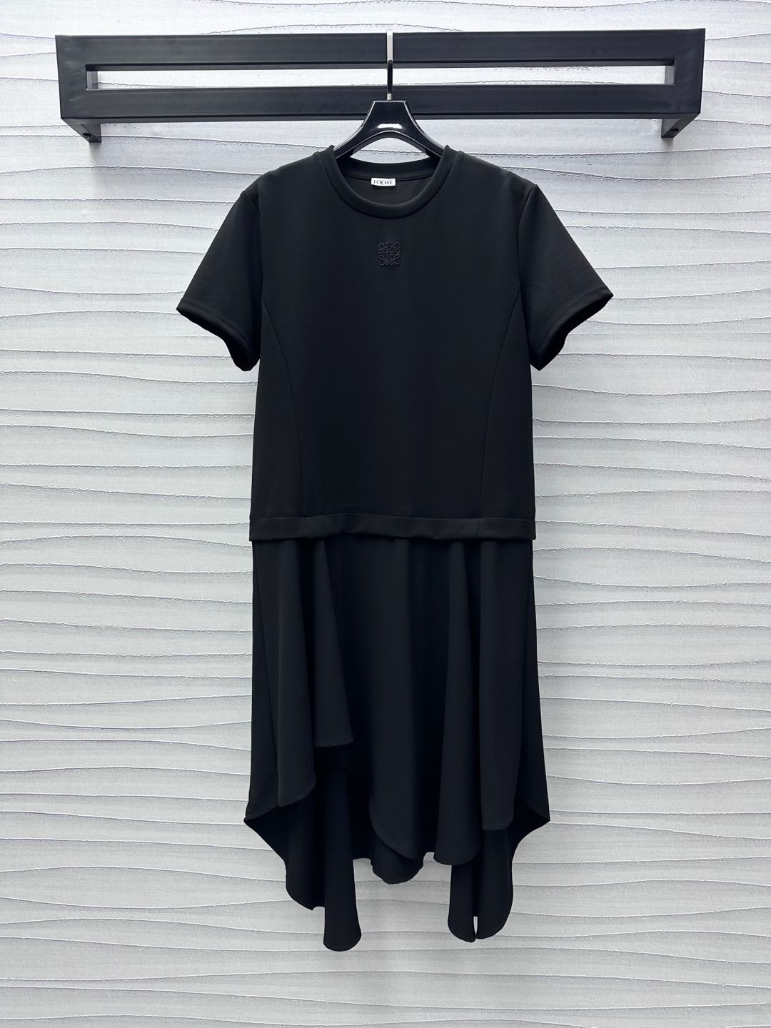 NO:333590,Loew*2025 new product is available for shelves with irregular short-sleeved dresses, custom YB imported twill cotton material, glossy, comfortable and breathable, voxel color uses cutting and details to enhance the exquisiteness, chest embroidered with iconic embroidery logo decoration, highlighting the brand tone, irregular length and short skirt floating with action, adding layering of styling, surface auxiliary material development, round neck short-sleeved dress tailoring, daily commuting outfits high-end, high-end version, loewe, skirts, T-shirt, alexander wang19860909Loew*2025新品上架不规则短袖连衣裙定制YB进口斜纹棉材质 光泽舒适透气 通体素色利用裁剪和细节提升精致度 胸前点缀标志性刺绣徽标装饰 彰显品牌调性 裙边不规则长短随动作飘荡 增添造型层次感 面辅料开发 圆领短袖连衣裙剪裁 日常通勤穿搭高级时髦 高版本,,loewe,skirts,T-shirt,alexander wang,Women's clothing