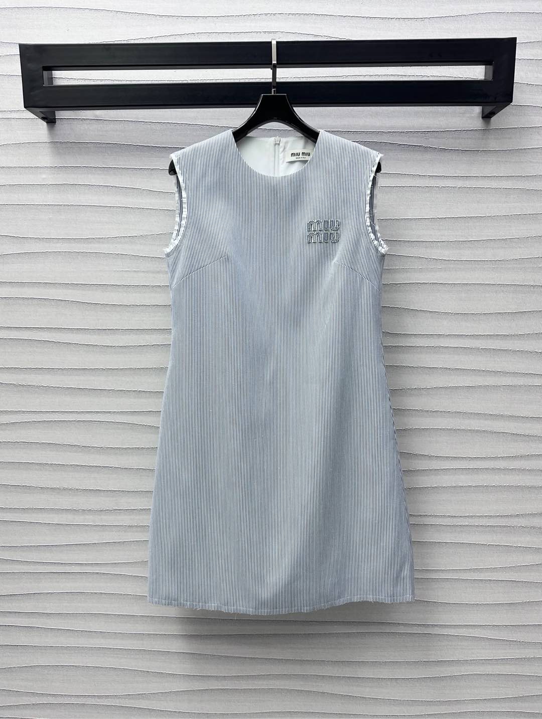 NO:333598,Miumi*2025 new product is available on the shelves of striped denim vest skirts, custom YB imported twill cotton material, enzyme washing process, soft, comfortable and stylish, full-body socket full wrap design, more convenient to put on and take off, micro A cutting greatly improves the tolerance of body shape, round neck effectively exposes the skin, improves shoulder and neck lines, adds a sense of styling, embellishes the iconic letter logo decoration on the chest, highlights the brand tone, surface auxiliary material development, straight vest skirt style cut, commuting and date outfit reduces age and fashionable, high-end version,,miumiu, skirts,alexander wang19860909Miumi*2025新品上架条纹牛仔背心裙定制YB进口斜纹全棉材质 酵素水洗工艺 柔软舒适有型 通体套头全包裹设计 穿脱更方便 微A裁剪对身材包容度大幅提高 圆领有效露肤 改善肩颈线条 增添造型层次感 胸前点缀标志性字母徽标装饰 彰显品牌调性 面辅料开发 直筒背心裙版型剪裁 通勤约会穿搭减龄洋气  高版本,,miumiu,skirts,alexander wang,Women's clothing