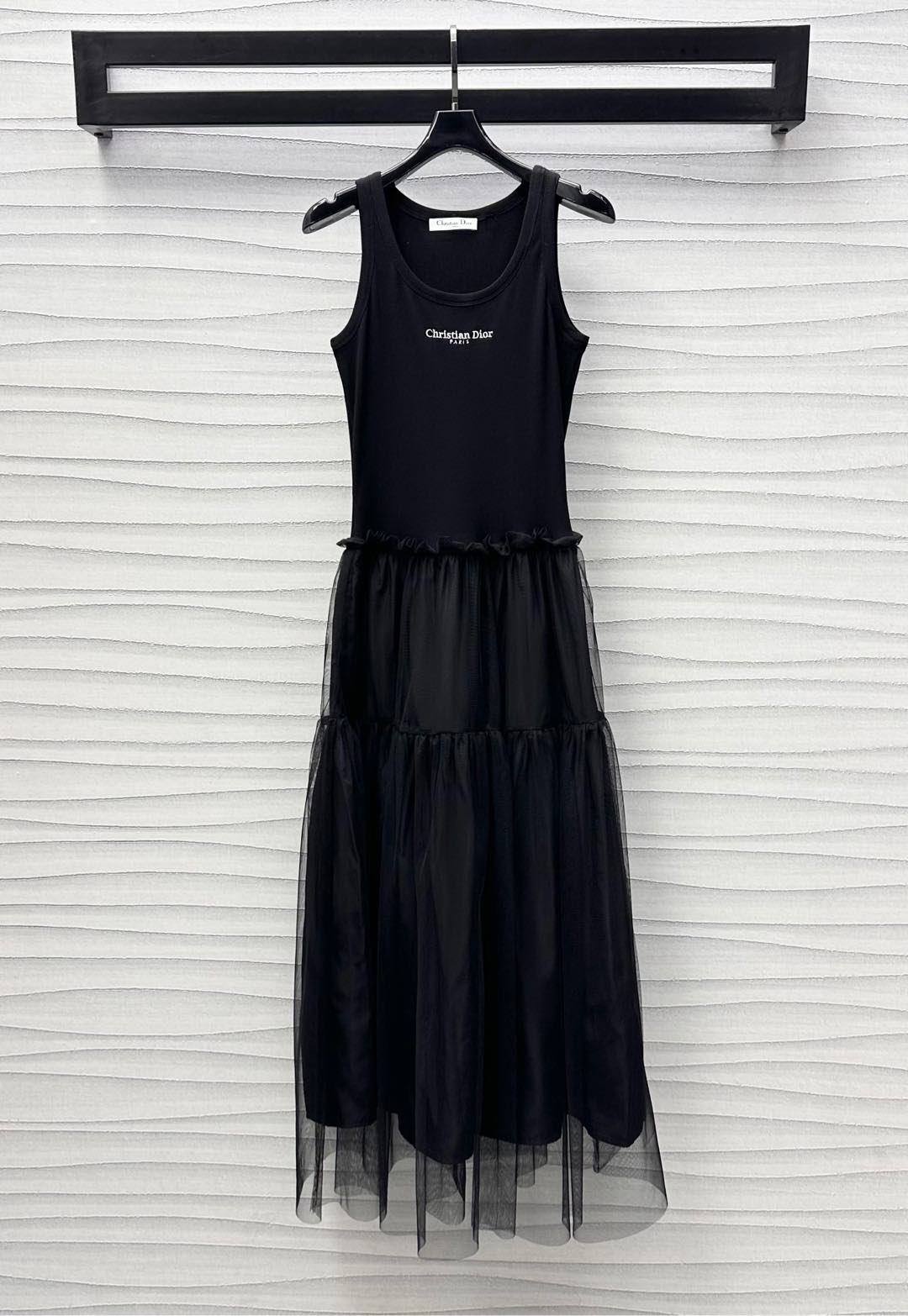 NO:333599,Dio*2025 new product is on the shelves of the waist-hugging spliced ​​vest skirt, customized YB imported twill cotton spliced ​​mesh material, glossy and comfortable, the chest is decorated with iconic embroidered letter logo, highlighting the brand tone, waist-hugging design is combined with upper and lower splicing fabric, adding a sense of styling, slim and hip-covering curve, inclusive figure, slim and inclusive, facial auxiliary materials development, sleeveless dress tailoring, daily commuting and date wear, fashionable retro, high-version, dior, skirts, alexander wang19860909Dio*2025新品上架收腰拼接背心裙定制YB进口斜纹全棉拼接网纱材质 光泽舒适垂顺 胸前饰以标志性刺绣字母徽标点缀 彰显品牌调性 腰间收腰设计配合上下拼接面料 增添造型层次感 上身修身遮臀勾勒曲线 包容身材更为显瘦包容 面辅料开发 无袖连衣裙剪裁 日常通勤约会穿搭龄时髦复古 高版本,,dior,skirts,alexander wang,Women's clothing