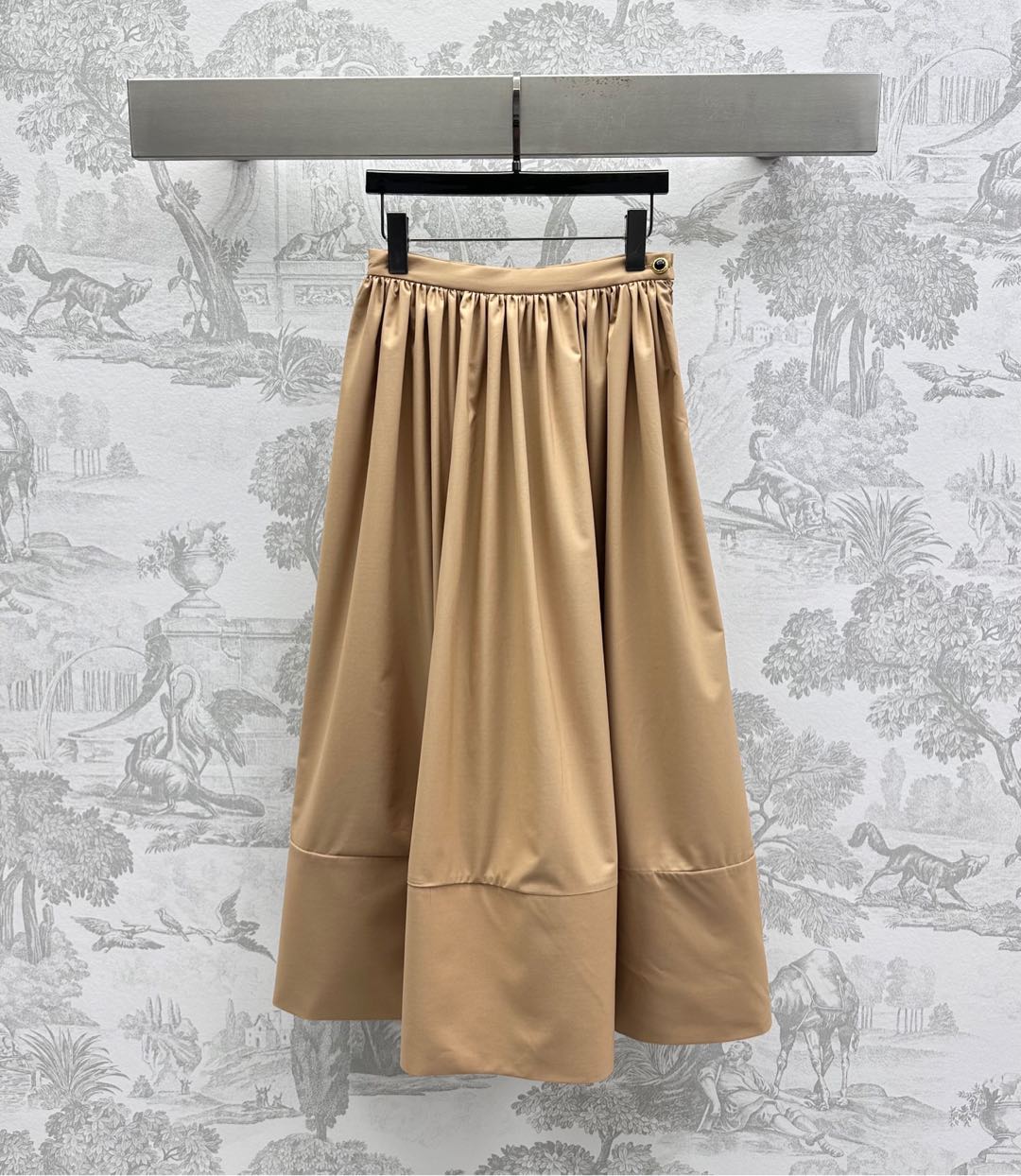 NO:333601,Louis Vuitto*2025 new product is on the shelves of spliced ​​umbrella skirt custom YB imported twill cotton material is crisp, comfortable and stylish. Voxel color is matched with waist button adjustment design to highlight the brand tone. Combined with the outer expansion umbrella-shaped pleated skirt, add layering to the styling, modify the legs and make it look slim and slack. Developed with auxiliary materials. High waist mid-length skirt style cut. Randomly match the top with fashionable and trendy high version 2 colors,,louis vuitton, skirts, alexander wang19860909Louis Vuitto*2025新品上架拼接伞状半裙定制YB进口斜纹棉材质挺括舒适有型 通体素色搭配腰侧纽扣调节设计 彰显品牌调性 配合外扩伞状压褶裙边处理 增添造型层次感 修饰腿形显瘦松弛 面辅料开发 高腰中长半裙版型剪裁 随意搭配上装穿搭时髦潮流 高版本2色,,louis vuitton,skirts,alexander wang,Women's clothing