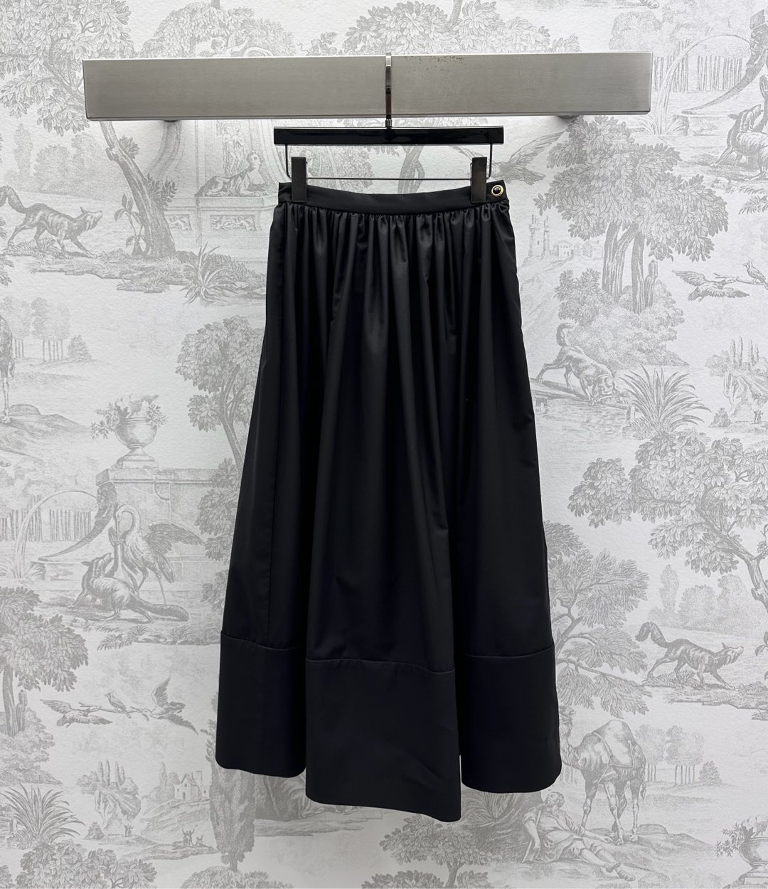 NO:333603,Louis Vuitto*2025 new product is on the shelves of spliced ​​umbrella skirt custom YB imported twill cotton material is crisp, comfortable and stylish. Voxel color is matched with waist button adjustment design to highlight the brand tone. Combined with the outer expansion umbrella-shaped pleated skirt, add layering to the styling, modify the legs and make it look slim and slack. Developed with auxiliary materials. High waist mid-length skirt style cut. Randomly match the top with fashionable and trendy high version 2 colors,,louis vuitton, skirts, alexander wang19860909Louis Vuitto*2025新品上架拼接伞状半裙定制YB进口斜纹棉材质挺括舒适有型 通体素色搭配腰侧纽扣调节设计 彰显品牌调性 配合外扩伞状压褶裙边处理 增添造型层次感 修饰腿形显瘦松弛 面辅料开发 高腰中长半裙版型剪裁 随意搭配上装穿搭时髦潮流 高版本2色,,louis vuitton,skirts,alexander wang,Women's clothing