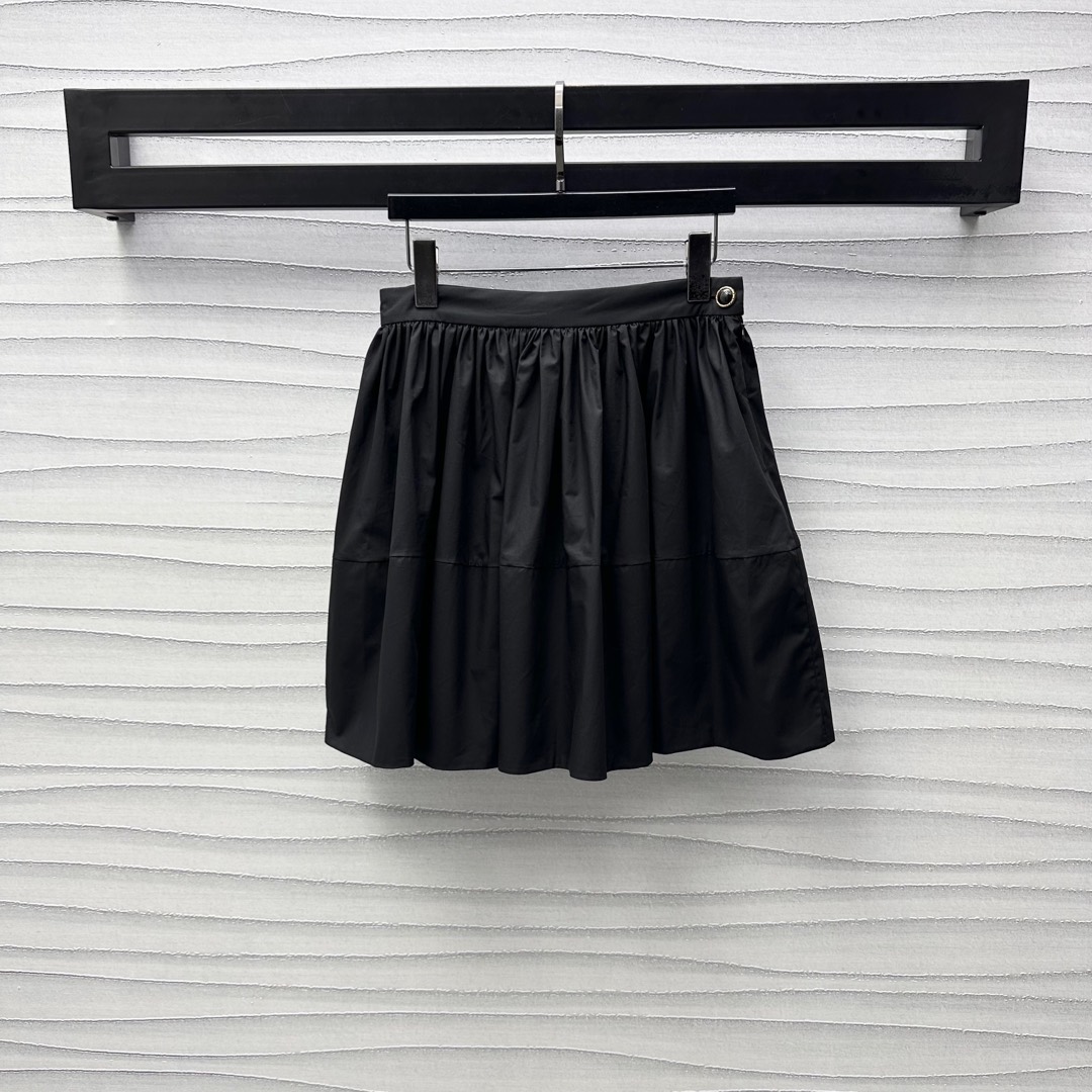 NO:333778,Louis Vuitto*2025 new product is on the shelves of spliced ​​umbrella-shaped short skirt custom YB imported spliced ​​twill cotton material is crisp, comfortable and stylish. The waist and side decoration is adjusted with heavy industry mold opening buttons to highlight the brand tone. Simple and fashionable. Double-layer spliced ​​skirt hem design to add a sense of styling. The surface and auxiliary materials are developed. High-waist umbrella-shaped short skirt tailoring. The upper body is elegant. The upper body is elegant. The upper body is easily matched to make it look slim. Daily commuting and date outfits are high-end and fashionable. High-version 2 colors,,louis vuitton, skirts,alexander wang19860909Louis Vuitto*2025新品上架拼接伞状短裙定制YB进口拼接斜纹棉材质挺括舒适有型 腰侧饰以重工开模纽扣调节处理 彰显品牌调性 简约时尚 双层拼接裙摆设计 增添造型层次感 面辅料开发 高腰伞状短裙剪裁 上身气质优雅 随意搭配上装包容显瘦 日常通勤约会穿搭高级时髦  高版本2色,,louis vuitton,skirts,alexander wang,Women's clothing