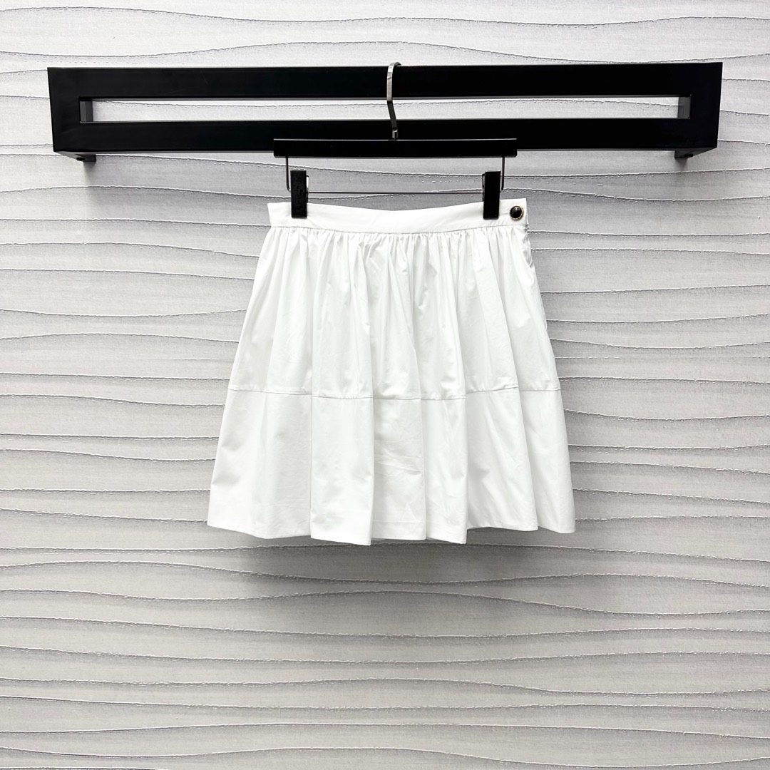 NO:333775,Louis Vuitto*2025 new product is on the shelves of spliced ​​umbrella-shaped short skirt custom YB imported spliced ​​twill cotton material is crisp, comfortable and stylish. The waist and side decoration is adjusted with heavy industry mold opening buttons to highlight the brand tone. Simple and fashionable. Double-layer spliced ​​skirt hem design to add a sense of styling. The surface and auxiliary materials are developed. High-waist umbrella-shaped short skirt tailoring. The upper body is elegant. The upper body is elegant. The upper body is easily matched to make it look slim. Daily commuting and date outfits are high-end and fashionable. High-version 2 colors,,louis vuitton, skirts,alexander wang19860909Louis Vuitto*2025新品上架拼接伞状短裙定制YB进口拼接斜纹棉材质挺括舒适有型 腰侧饰以重工开模纽扣调节处理 彰显品牌调性 简约时尚 双层拼接裙摆设计 增添造型层次感 面辅料开发 高腰伞状短裙剪裁 上身气质优雅 随意搭配上装包容显瘦 日常通勤约会穿搭高级时髦  高版本2色,,louis vuitton,skirts,alexander wang,Women's clothing