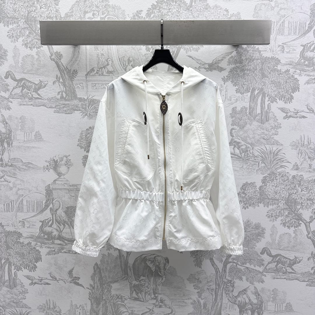 NO:333763,Louis Vuitto*2025 new product launches hooded waist-hugging charge jacket customized YB imported jacquard nylon material, crisp and stylish, iconic logo leather buckle drawstring adjustment, matching waist elastic waist-hugging design, add layered look, jacquard dark pattern texture of the whole letters, highlight the brand tone, surface auxiliary material development, hooded drawstring zipper jacket tailoring, random outfit, fashionable, high version 2 colors,,louis vuitton, jackets & coats,hats,alexander wang19860909Louis Vuitto*2025新品上架连帽收腰冲锋外套定制YB进口提花尼龙材质 挺括有型 标志性徽标皮扣抽绳调节 配合腰间弹力收腰设计 增添造型层次感 通体字母提花暗纹肌理 彰显品牌调性 面辅料开发 连帽抽绳拉链外套剪裁 随意穿搭出彩时髦 高版本2色,,louis vuitton,jackets & coats,hats,alexander wang,Women's clothing