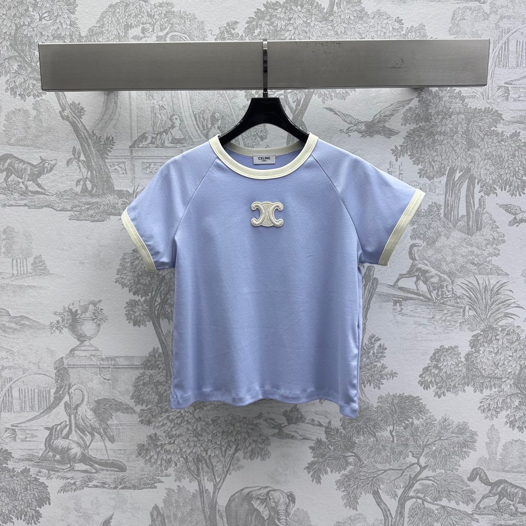 NO:333782,Celin*2025 new product is on the shelves of the logo round neck custom YB imported cotton material breathable and comfortable, full texture. The collar and cuffs of ready-to-wear are decorated with white typographical edges to add layering to the styling, echoing the three-dimensional letter logo embellishment on the chest, highlighting the brand tone, allowing simple short sleeves to present the street casual texture, surface auxiliary materials development, short T-shirt style cut, single wear inner wear is brilliant and fashionable, high-end version, celine, T-shirt,tees, t-shirt,alexander wang19860909Celin*2025新品上架徽标圆领定制YB进口全棉材质 透气舒适 质感十足 成衣领口袖口饰以白色捆边设计 增添造型层次感 呼应胸前立体字母徽标点缀 彰显品牌调性 让简单的短袖呈现街头休闲质感 面辅料开发 短款T恤版型剪裁 单穿内搭出彩时髦  高版本,,celine,T-shirt,tees，t-shirt,alexander wang,Women's clothing