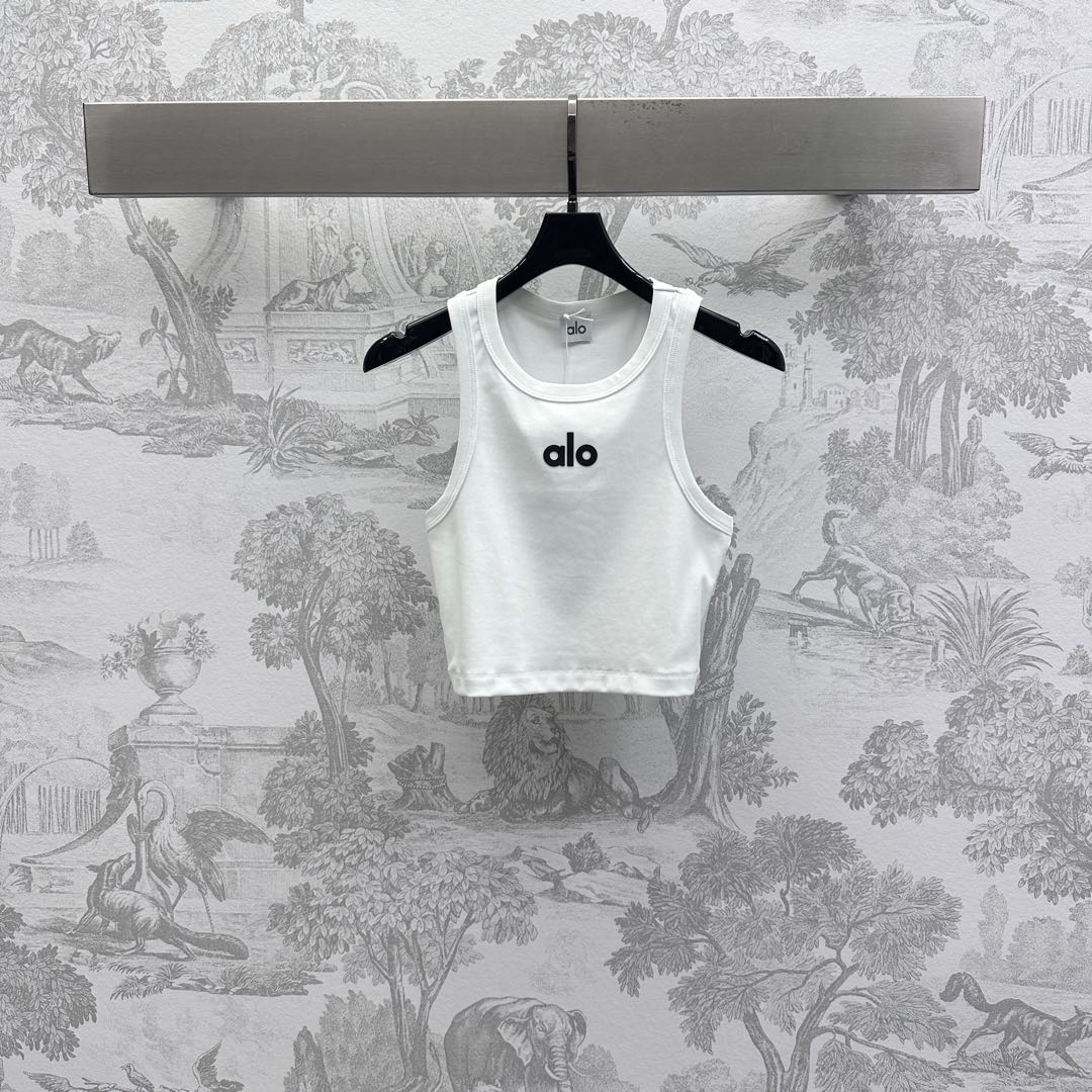 NO:333794,Alo*2025 new product launches the shelves of the logo short vest custom YB imported native cotton material, breathable and comfortable, full texture, the chest is decorated with iconic letters and logos, highlighting the brand tone, the whole body is covered with edge details, add to the layering of the shape, the surface auxiliary materials are developed, slim short vest tailoring, which makes simple styles look sexy and personal, single wear layered and relaxed tone, light luxury and fashionable temperament, the first choice for fashion outfits in all seasons, high version 3 colors,,alexander wang19860909alo*2025新品上架徽标短款背心定制YB进口原生全棉材质 透气舒适 质感十足 胸前饰以标志性字母徽标点缀装饰 彰显品牌调性 通体同色系包边细节处理 增添造型层次感 面辅料开发 修身短款背心剪裁 让简单款式穿出性感个性 单穿叠穿松弛调性 轻奢时髦气质 四季时尚穿搭首选  高版本3色,,alexander wang,Women's clothing