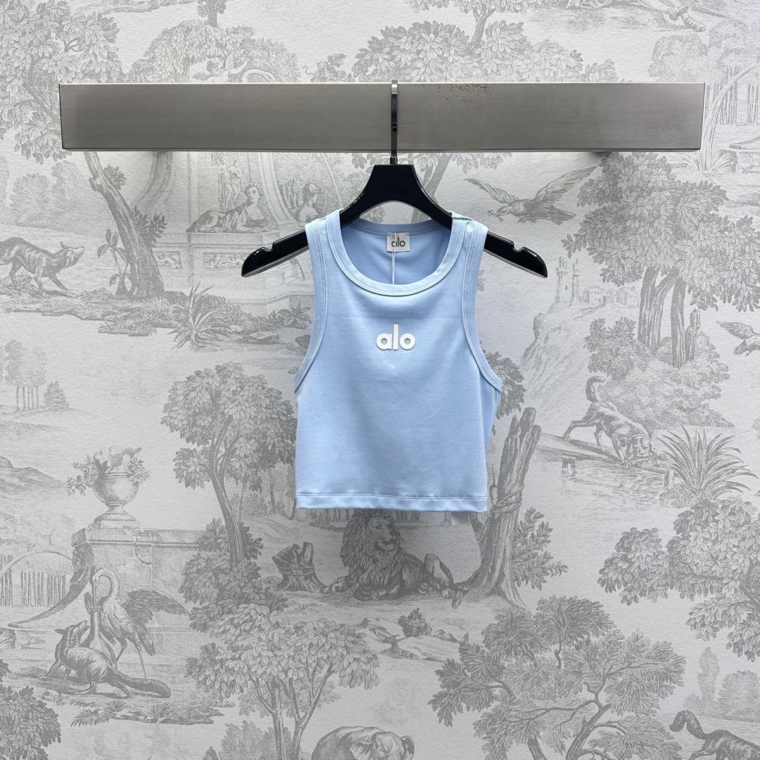 NO:333790,Alo*2025 new product launches the shelves of the logo short vest custom YB imported native cotton material, breathable and comfortable, full texture, the chest is decorated with iconic letters and logos, highlighting the brand tone, the whole body is covered with edge details, add to the layering of the shape, the surface auxiliary materials are developed, slim short vest tailoring, which makes simple styles look sexy and personal, single wear layered and relaxed tone, light luxury and fashionable temperament, the first choice for fashion outfits in all seasons, high version 3 colors,,alexander wang19860909alo*2025新品上架徽标短款背心定制YB进口原生全棉材质 透气舒适 质感十足 胸前饰以标志性字母徽标点缀装饰 彰显品牌调性 通体同色系包边细节处理 增添造型层次感 面辅料开发 修身短款背心剪裁 让简单款式穿出性感个性 单穿叠穿松弛调性 轻奢时髦气质 四季时尚穿搭首选  高版本3色,,alexander wang,Women's clothing