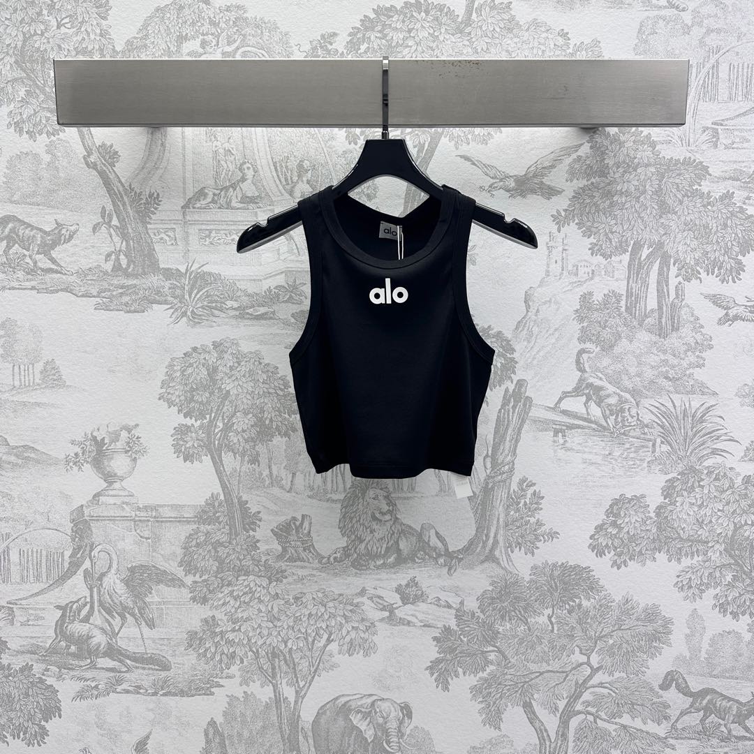 NO:333786,Alo*2025 new product launches the shelves of the logo short vest custom YB imported native cotton material, breathable and comfortable, full texture, the chest is decorated with iconic letters and logos, highlighting the brand tone, the whole body is covered with edge details, add to the layering of the shape, the surface auxiliary materials are developed, slim short vest tailoring, which makes simple styles look sexy and personal, single wear layered and relaxed tone, light luxury and fashionable temperament, the first choice for fashion outfits in all seasons, high version 3 colors,,alexander wang19860909alo*2025新品上架徽标短款背心定制YB进口原生全棉材质 透气舒适 质感十足 胸前饰以标志性字母徽标点缀装饰 彰显品牌调性 通体同色系包边细节处理 增添造型层次感 面辅料开发 修身短款背心剪裁 让简单款式穿出性感个性 单穿叠穿松弛调性 轻奢时髦气质 四季时尚穿搭首选  高版本3色,,alexander wang,Women's clothing