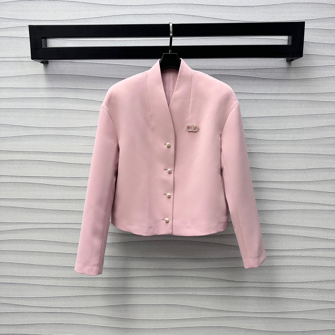 NO:333799,Dio*2025 new product is available on the shelves of brooch jackets, custom YB imported cotton material, whole body grain pattern, full appearance, use open-clad pearl closure buckle adjustment design, add layered style, embellish the heavy industry CD pearl brooch decoration, show the brand tone, perfect interpretation of the elegant and rich sense of gold, facial accessories development, clothing jacket tailoring, can be matched with skirts in the same series, complete sets of dressing intellectually and gentle, high-version, dior, skirts, jackets & coats, brooch, breastpin, alexander wang19860909Dio*2025新品上架胸针洋装外套定制YB进口人棉材质 通体颗粒纹路 品相十足 沿用开襟珍珠襟扣调节设计 增添造型层次感 点缀重工CD珍珠胸针装饰 彰显品牌调性 完美演绎优雅千金感 面辅料开发 洋装西服外套剪裁 可搭配同系列半裙 成套穿搭知性温柔  高版本,,dior,skirts,jackets & coats,brooch，breastpin,alexander wang,Women's clothing