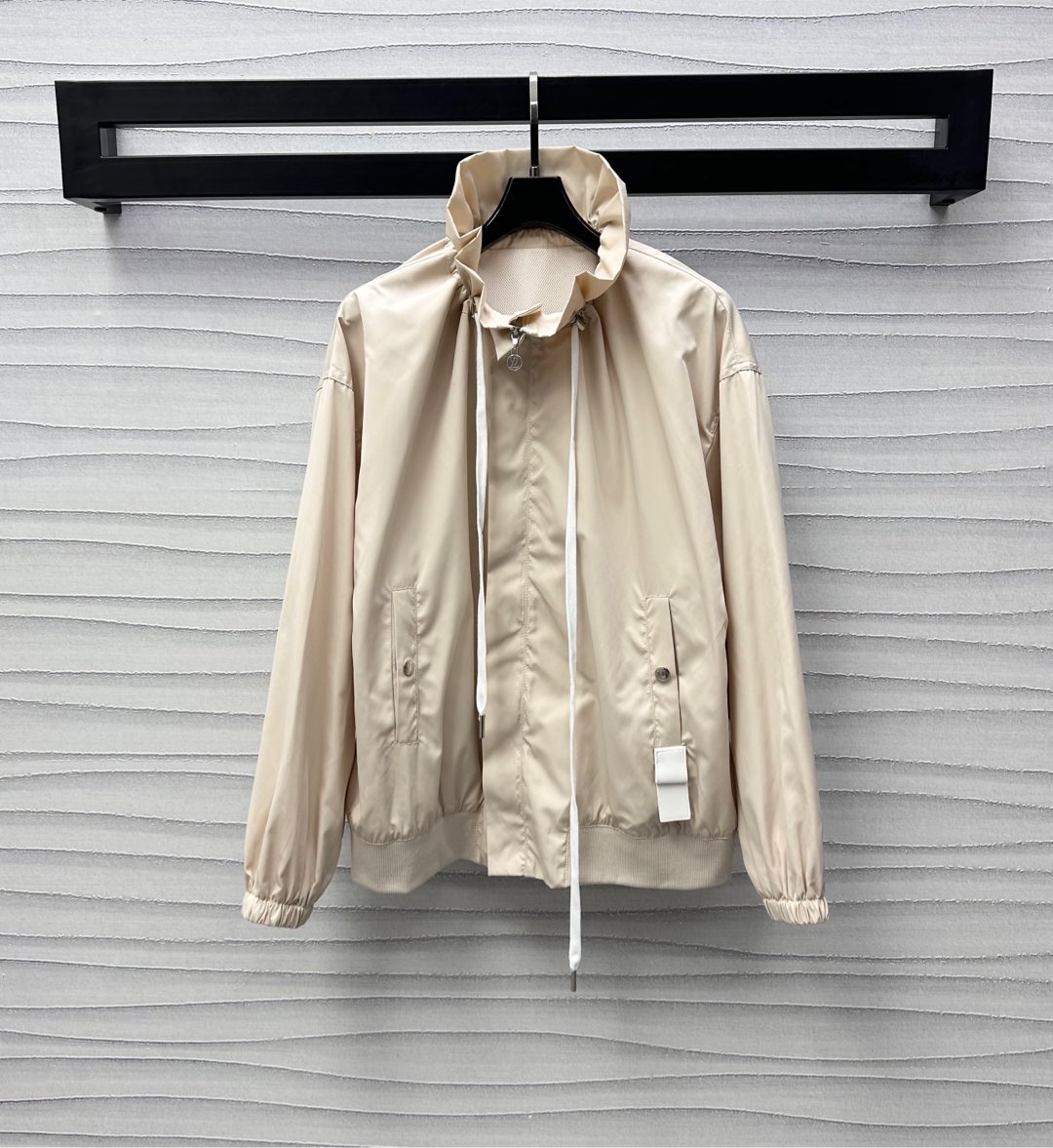 NO:333823,Louis Vuttn*2025 new product launch drawstring jacket custom YB imported twill thick material, high-end and obvious gloss, combined with drawstring pleated neckline design, add layered look, symmetrical pocket embellishment leather label decoration, highlight the brand tone, surface auxiliary material development, zipper jacket tailoring, can be matched with the same series of trousers, complete sets of outfits are brilliant and fashionable, meet various needs for sports dates, high-end version,,louis vuitton, jackets & coats, jackets & coats, alexander wang19860909Louis Vuttn*2025新品上架抽绳夹克外套定制YB进口斜纹稠材质 高级光泽明显 配合抽绳褶皱领口设计 增添造型层次感 对称口袋点缀皮标装饰 彰显品牌调性 面辅料开发 拉链夹克外套剪裁 可搭配同系列束腿长裤 成套穿搭出彩时髦 满足运动约会多种需求   高版本,,louis vuitton,jackets & coats,jackets & coats,alexander wang,Women's clothing