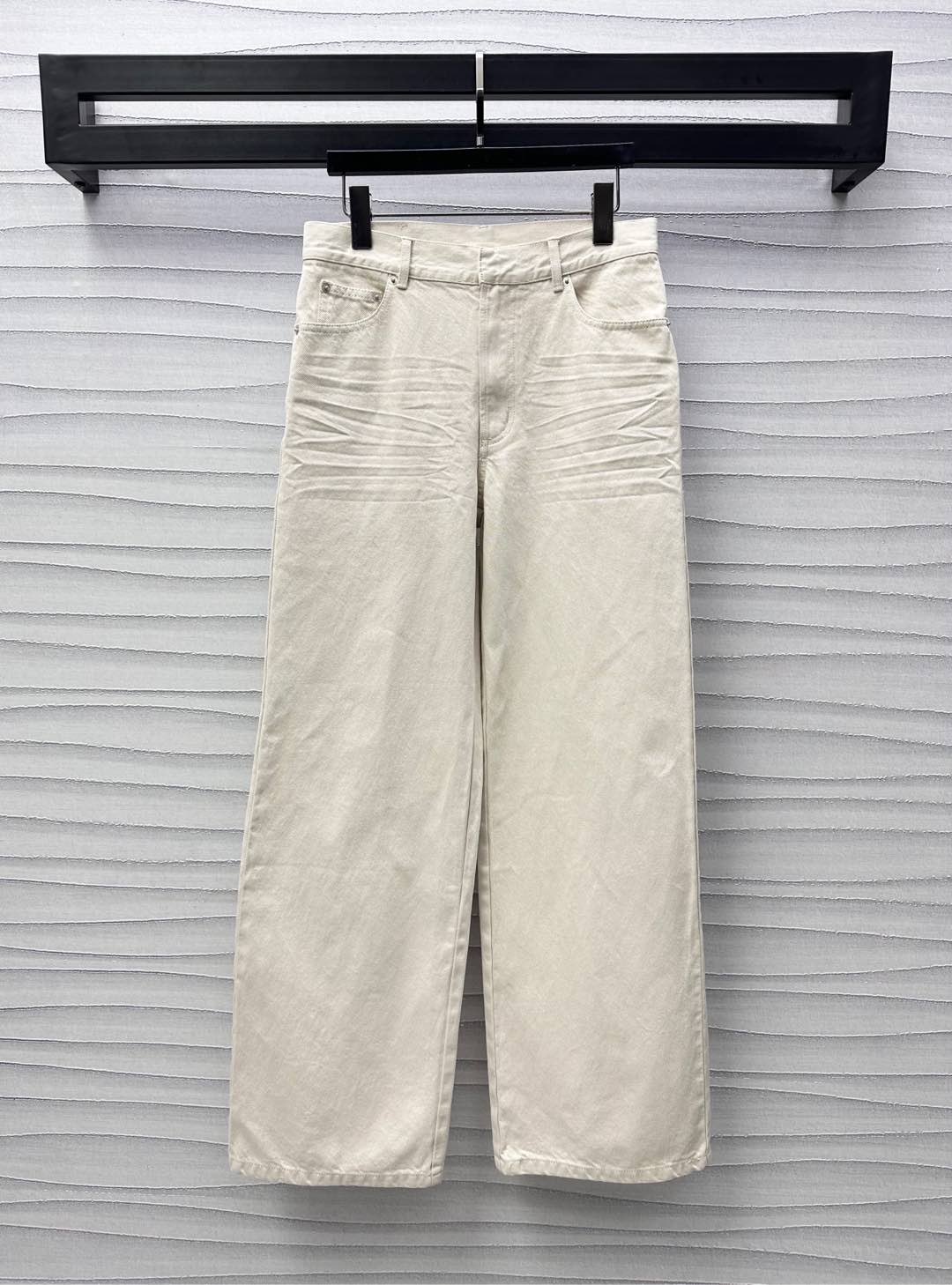 NO:333787,Dio*2025 new product launches with pocket straight jeans customized YB imported twill cotton denim material breathable and soft skin-friendly High-waist buckle symmetrical pocket style with wrinkle texture design Add a sense of styling layering Multi-enzyme washing process Retro and fashionable Back waist embellishment iconic letter leather brand decoration Show brand tone Wide-legged style easily wears good proportions Face auxiliary material development High-waist straight trousers cut Can be matched with the same series of jackets Complete sets of fashion and fashionable High-version, Dior, Jackets & coats, Alexander wang19860909Dio*2025新品上架口袋直筒牛仔长裤定制YB进口斜纹棉牛仔材质 透气柔软亲肤 高腰系扣对称口袋版型 配合褶皱纹理设计 增添造型层次感 多重酵素水洗工艺处理 复古又时尚 后腰点缀标志性字母皮牌装饰 彰显品牌调性 阔腿版型轻松穿出好比例 面辅料开发 高腰直筒长裤剪裁 可搭配同系列外套 成套穿搭时髦洋气  高版本,,dior,jackets & coats,alexander wang,Women's clothing