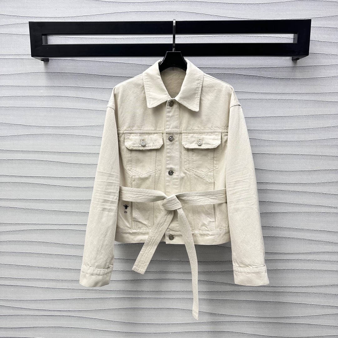 NO:333791,Dio*2025 new product launching pocket denim jacket custom YB imported twill cotton denim material breathable and soft skin-friendly. Intense lapel with chest flip pocket design to add layering. Multiple enzyme washing presents wrinkle process. Retro and fashionable. The back is decorated with iconic letter leather card decoration. Echoing the waist side CD bee embroidered logo decoration to highlight the brand tone. This cloth belt tightens the waist curve. The surface auxiliary material development. Belt jacket jacket tailors can be matched with the same series. Complete sets of fashionable and fashionable. High-end version,,dior,jackets & coats,jackets & coats,alexander wang19860909Dio*2025新品上架口袋牛仔外套定制YB进口斜纹棉牛仔材质 透气柔软亲肤 精巧翻领搭配胸前翻盖口袋设计 增添造型层次感 多重酵素水洗呈现褶皱工艺处理 复古又时尚 后背点缀标志性字母皮牌装饰 呼应腰侧CD蜜蜂刺绣徽标装饰 彰显品牌调性 本布腰带束紧腰身曲线 面辅料开发 腰带夹克外套剪裁 可搭配同系列长裤 成套穿搭时髦洋气  高版本,,dior,jackets & coats,jackets & coats,alexander wang,Women's clothing