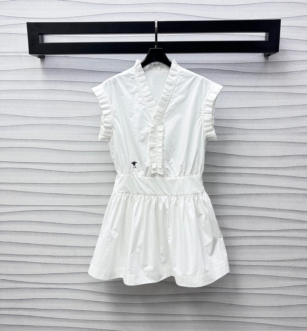 NO:333805,Dio*2025 new product is available for lace sleeveless dress custom YB imported twill cotton material, crisp, comfortable and stylish, the cuff front closure is decorated with three-dimensional pleated lace design to add layering, embroidered with CD bee logo decoration on the waist side, highlighting the brand tone, pleated vest skirt tailoring, exquisite temperament, suitable for different occasions, high version, dior, skirts, alexander wang19860909Dio*2025新品上架花边无袖连衣裙定制YB进口斜纹全棉材质 挺括舒适有型 袖口前襟饰以立体褶皱花边设计 增添造型层次感 腰侧点缀刺绣CD蜜蜂徽标装饰 彰显品牌调性 压褶背心裙剪裁 穿搭精致气质 适配不同场合 高版本,,dior,skirts,alexander wang,Women's clothing