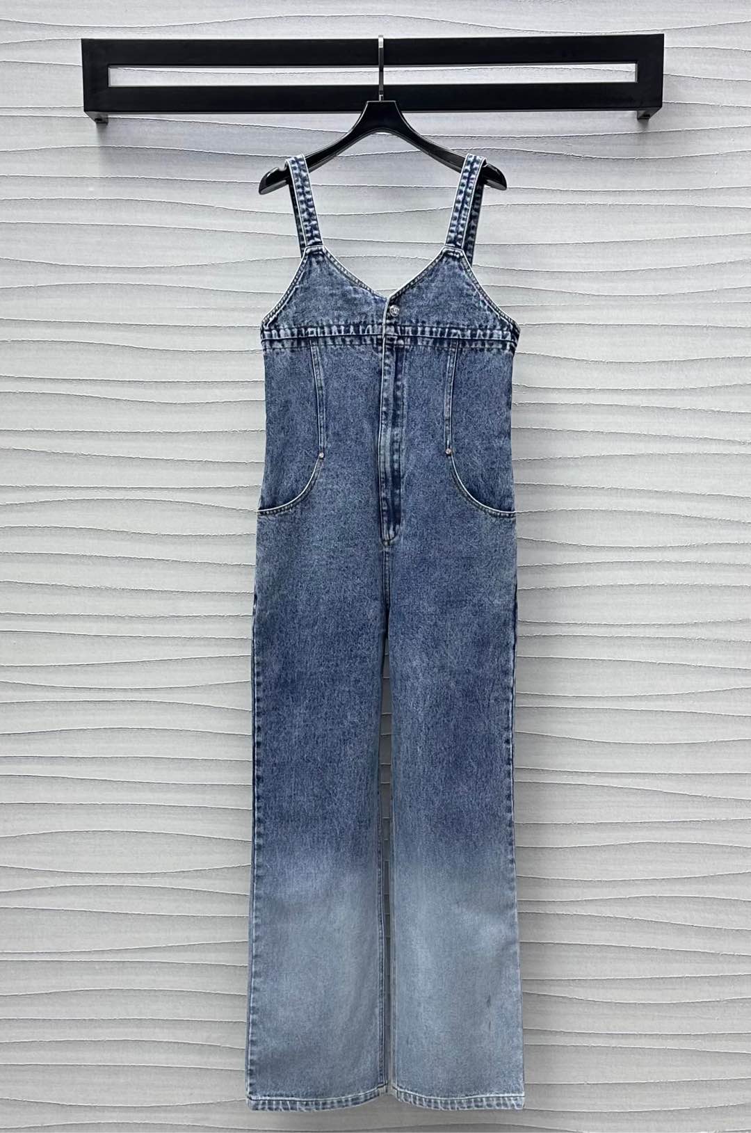 NO:333783,Chane*2025 new product is on the shelves of rubbing denim overalls, customized YB imported twill cotton denim material, crisp, comfortable and stylish, thin shoulder straps and backrest-exposed paired with chest engraved double C-clamp buckle adjustment design, highlighting the brand tone Multiple enzyme washing, presenting a retro color rubbing effect, adding layered styling, surface auxiliary material development, suspender strap trousers tailoring, upper body straightforward, wide-leg pants look slim and versatile, easy to wear for many occasions, high-end version 36 38 40,,chanel,alexander wang19860909Chane*2025新品上架擦色牛仔背带裤定制YB进口斜纹棉牛仔材质 挺括舒适有型 沿用细肩带露背配合胸前刻印双C襟扣调节设计 彰显品牌调性 多重酵素水洗 呈现复古擦色感效果 增添造型层次感 面辅料开发 吊带背带长裤剪裁 上身率性利落 阔腿裤型显瘦百搭 多种场合轻松穿搭  高版本36 38 40,,chanel,alexander wang,Women's clothing