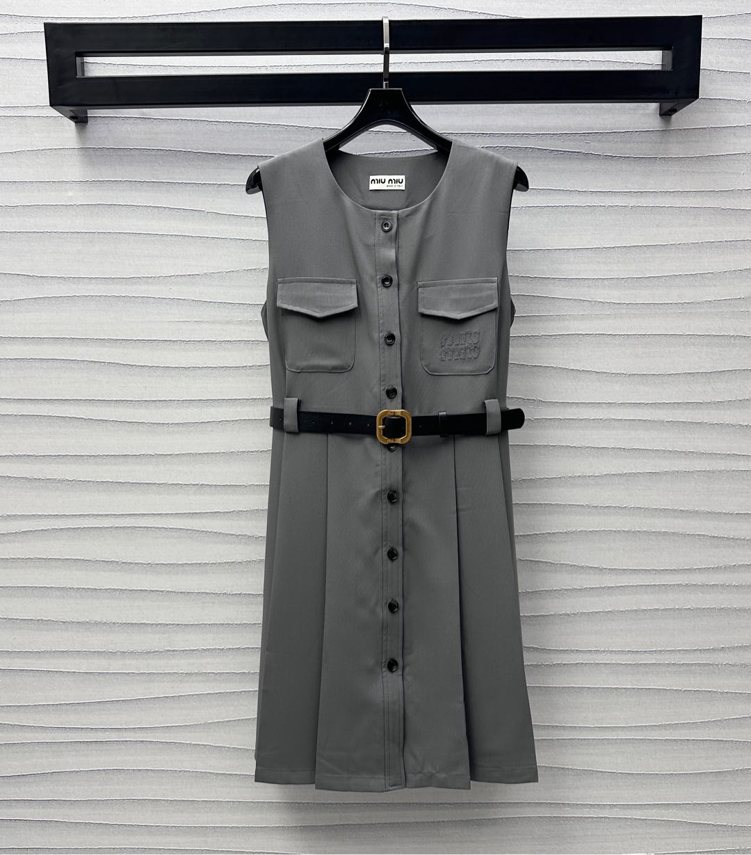 NO:334234,Miumi*2025 new product is available on the shelves belt press-pleated vest skirt custom YB imported cotton material, smooth and comfortable, the whole voxel color uses cutting and details to enhance the exquisiteness, the full-clad button slit adjustment design is easy to put on and off, matched with the three-dimensional flip pocket on the chest, adding a sense of styling, and above the embellishment of the iconic letter logo, highlighting the brand tone, the hem skirt body leather belt segmentation, matched with pleated design, neat pleated lines, highlighting the proportion curve, surface auxiliary material development, sleeveless dress tailoring, more fashionable, high-end version,,miumiu, skirts,alexander wang19860909Miumi*2025新品上架腰带压褶背心裙定制YB进口人棉材质 光泽垂顺舒适 通体素色利用裁剪和细节提升精致度 全开襟纽扣开衩调节设计方便穿脱 配合胸前立体翻盖口袋 增添造型层次感 标志性字母徽标点缀之上 彰显品牌调性 下摆裙身皮革腰带分割 搭配百褶设计 利落压褶修饰线条 凸显比例曲线 面辅料开发 无袖连衣裙剪裁 穿搭更为洋气时髦  高版本,,miumiu,skirts,alexander wang,Women's clothing
