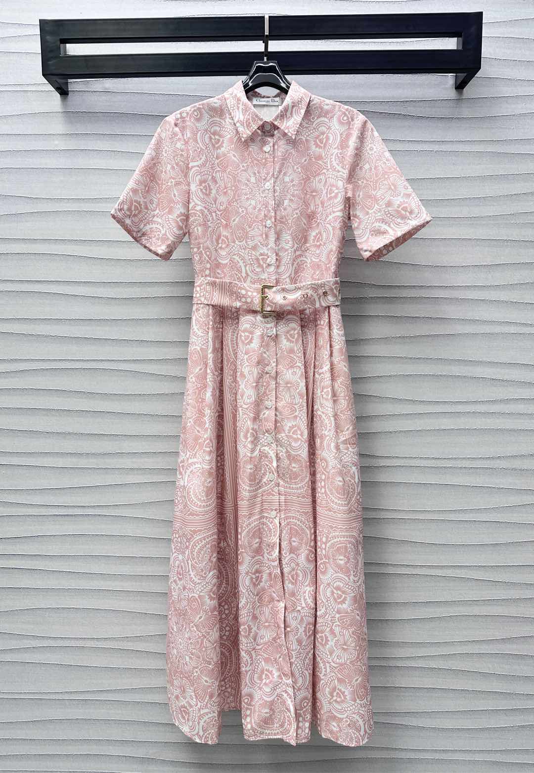 NO:334227,Dio*2025 new product is on the shelves of printed belt dress with custom YB imported twill material, swaying and breathable and comfortable, full-print sketch butterfly print pattern, highlighting the brand tone, the staggered artistic atmosphere is strong, the loose umbrella is easily accommodated, the waist is decorated with the belt, and the waist is adjusted by the cloth belt, and the lines are easily divided into proportions to add layering of the shape. The delicate printing highlights the brand's sense of high-endness. The action is lively and elegant, and the literary style is echoing the style of the literary style. Create a dignified and generous temperament. The development of auxiliary materials for the short-sleeved dress style and tailoring. Daily commuting and vacation outfits are high-end. High-end version,,dior,skirts,T-shirt,alexander wang19860909Dio*2025新品上架印花腰带连衣裙定制YB进口斜纹绸材质 垂顺透气舒适 通体满印素描蝴蝶印花图案 彰显品牌调性 大小错落艺术氛围强烈 宽松伞摆轻松包容身形 腰间饰以本布腰带调节设计 轻松划分比例勾勒线条 增添造型层次感 细腻印花凸显品牌高级感 行动间灵动飘逸 与文艺的风格相呼应 打造端庄大方气质 面辅料开发 短袖连衣裙版型剪裁 日常通勤度假穿搭高级优雅  高版本,,dior,skirts,T-shirt,alexander wang,Women's clothing