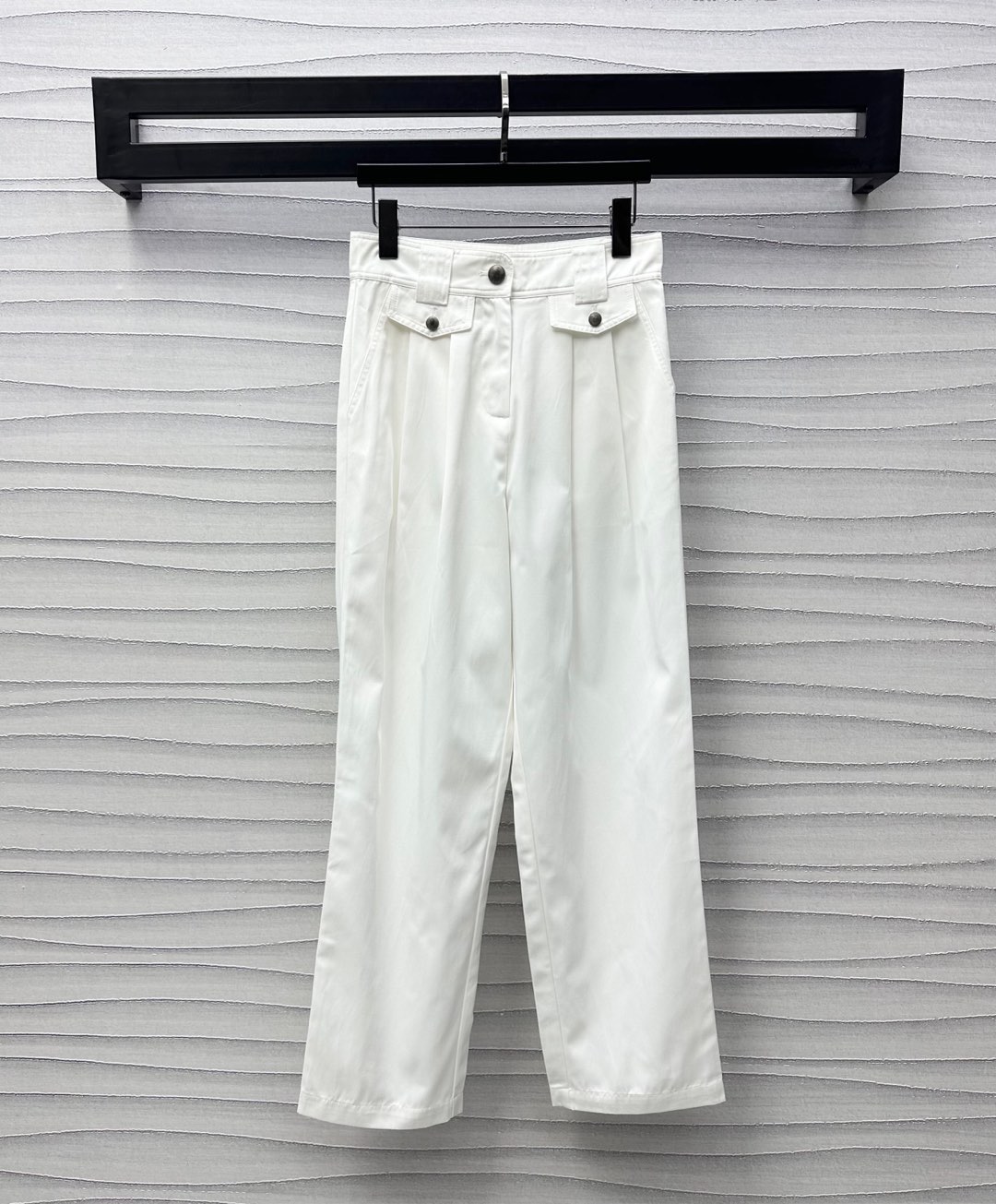 NO:334200,Louis Vuitto*2025 new product is available in plain color straight trousers customized YB imported twill cotton material, smooth and slim, three-dimensional compression pleated cut to modify the waist and hips, adding a sense of styling, and more tolerance to the figure. Symmetrical pockets and plaids embellish the decoration to highlight the brand tone. Face and auxiliary materials development. High-waist straight trousers style cut. Commuting and casual outfits are simple and atmospheric. High-version 2 colors,,louis vuitton,alexander wang19860909Louis Vuitto*2025新品上架素色直筒长裤定制YB进口斜纹全棉材质 光泽垂顺 立体压褶裁剪修饰腰身胯部 增添造型层次感 对身材包容度更高 对称口袋配合襟扣点缀装饰 彰显品牌调性 面辅料开发 高腰直筒长裤版型剪裁 通勤休闲穿搭简约大气 高版本2色,,louis vuitton,alexander wang,Women's clothing