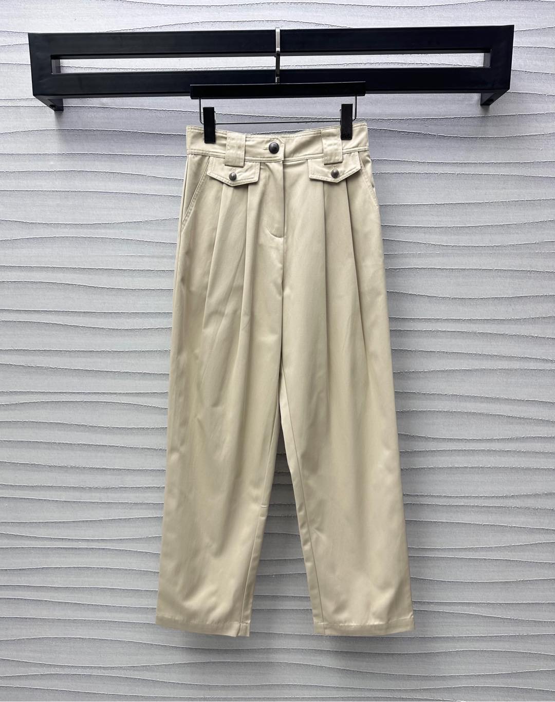 NO:334220,Louis Vuitto*2025 new product is available in plain color straight trousers customized YB imported twill cotton material, smooth and slim, three-dimensional compression pleated cut to modify the waist and hips, adding a sense of styling, and more tolerance to the figure. Symmetrical pockets and plaids embellish the decoration to highlight the brand tone. Face and auxiliary materials development. High-waist straight trousers style cut. Commuting and casual outfits are simple and atmospheric. High-version 2 colors,,louis vuitton,alexander wang19860909Louis Vuitto*2025新品上架素色直筒长裤定制YB进口斜纹全棉材质 光泽垂顺 立体压褶裁剪修饰腰身胯部 增添造型层次感 对身材包容度更高 对称口袋配合襟扣点缀装饰 彰显品牌调性 面辅料开发 高腰直筒长裤版型剪裁 通勤休闲穿搭简约大气 高版本2色,,louis vuitton,alexander wang,Women's clothing