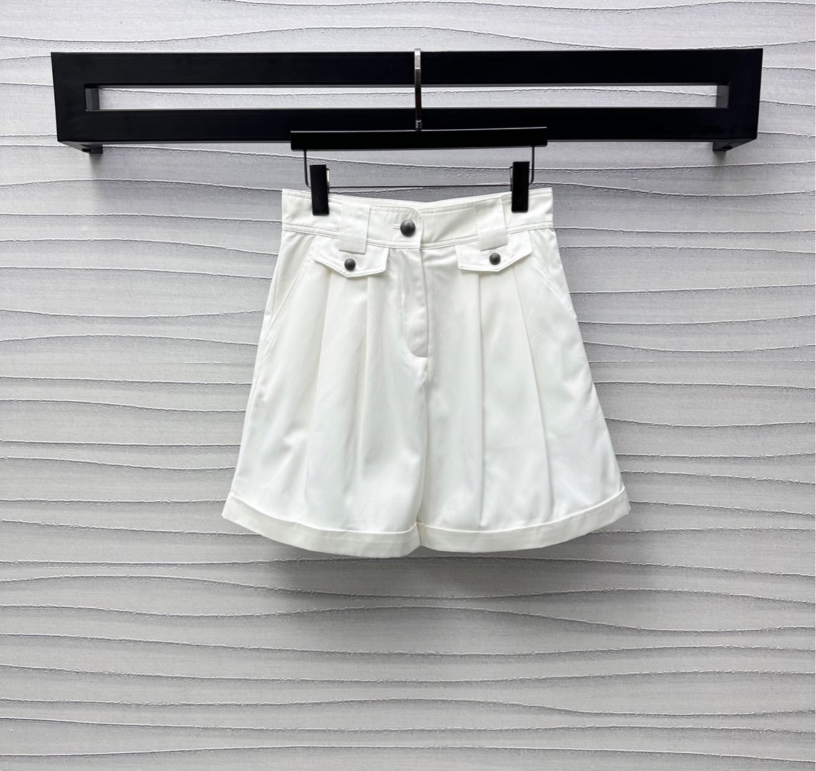 NO:334214,Louis Vuitto*2025 new product launches plain straight shorts customized YB imported twill cotton material, smooth and slim, three-dimensional compression pleated cut to modify the waist and hips, adding a sense of styling, and a higher tolerance for the figure. Symmetrical pockets and plaids embellish the decoration to highlight the brand's tone. Face and auxiliary materials development. High-waist straight shorts style cut. Commuting and casual outfits are simple and atmospheric. High-version 2 colors,,louis vuitton, shorts,alexander wang19860909Louis Vuitto*2025新品上架素色直筒短裤定制YB进口斜纹全棉材质 光泽垂顺 立体压褶裁剪修饰腰身胯部 增添造型层次感 对身材包容度更高 对称口袋配合襟扣点缀装饰 彰显品牌调性 面辅料开发 高腰直筒短裤版型剪裁 通勤休闲穿搭简约大气 高版本2色,,louis vuitton,shorts,alexander wang,Women's clothing