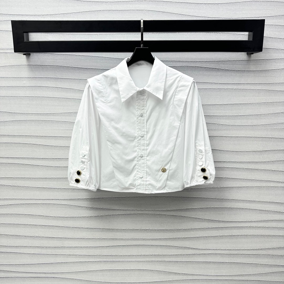 NO:334205,Louis Vuitto*2025 new product lapel short shirt on shelves Customized YB imported twill cotton material Comfortable and sleek and stylish Adapted with open-clad button adjustment design Combined with three-dimensional contour line to add layered styling, cuff embellished with heavy industry lacquer button decoration to highlight the brand tone Developed surface accessories Contour lapel shirt tailoring Randomly matched with pants and skirts to show more advanced temperament Meet various needs for commuting and dates High-end version,,louis vuitton, skirts,shirts,alexander wang19860909Louis Vuitto*2025新品上架翻领短款衬衣 定制YB进口斜纹全棉材质 舒适垂顺有型 沿用开襟纽扣调节设计 配合立体轮廓线裁剪 增添造型层次感 袖口点缀重工襟扣装饰 彰显品牌调性 面辅料开发 廓形翻领衬衫剪裁 随意搭配裤裙装更显高级气质 满足通勤约会多种需求穿搭  高版本,,louis vuitton,skirts,shirts,alexander wang,Women's clothing