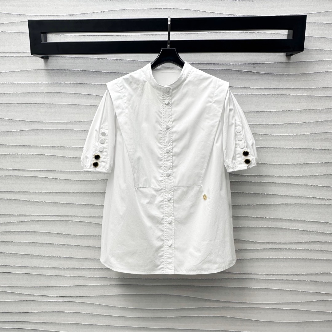 NO:334215,Louis Vuitto*2025 new product is available for round neck short-sleeved shirts. Customized YB imported twill cotton material. Comfortable and sleek. Adjustment design with open-clad buttons. Combined with three-dimensional contour lines, add layered look. Cuff embellishes heavy industry lacquer button decoration to highlight the brand tone. Face auxiliary materials development. Contour short-sleeved shirt tailoring. Randomly matched with pants and skirts to show more advanced temperament. Meet various needs for commuting and dates. High-end version,,louis vuitton, skirts, shirts, T-shirts, alexander wang19860909Louis Vuitto*2025新品上架圆领短袖衬衣 定制YB进口斜纹全棉材质 舒适垂顺有型 沿用开襟纽扣调节设计 配合立体轮廓线裁剪 增添造型层次感 袖口点缀重工襟扣装饰 彰显品牌调性 面辅料开发 廓形短袖衬衫剪裁 随意搭配裤裙装更显高级气质 满足通勤约会多种需求穿搭  高版本,,louis vuitton,skirts,shirts,T-shirt,alexander wang,Women's clothing