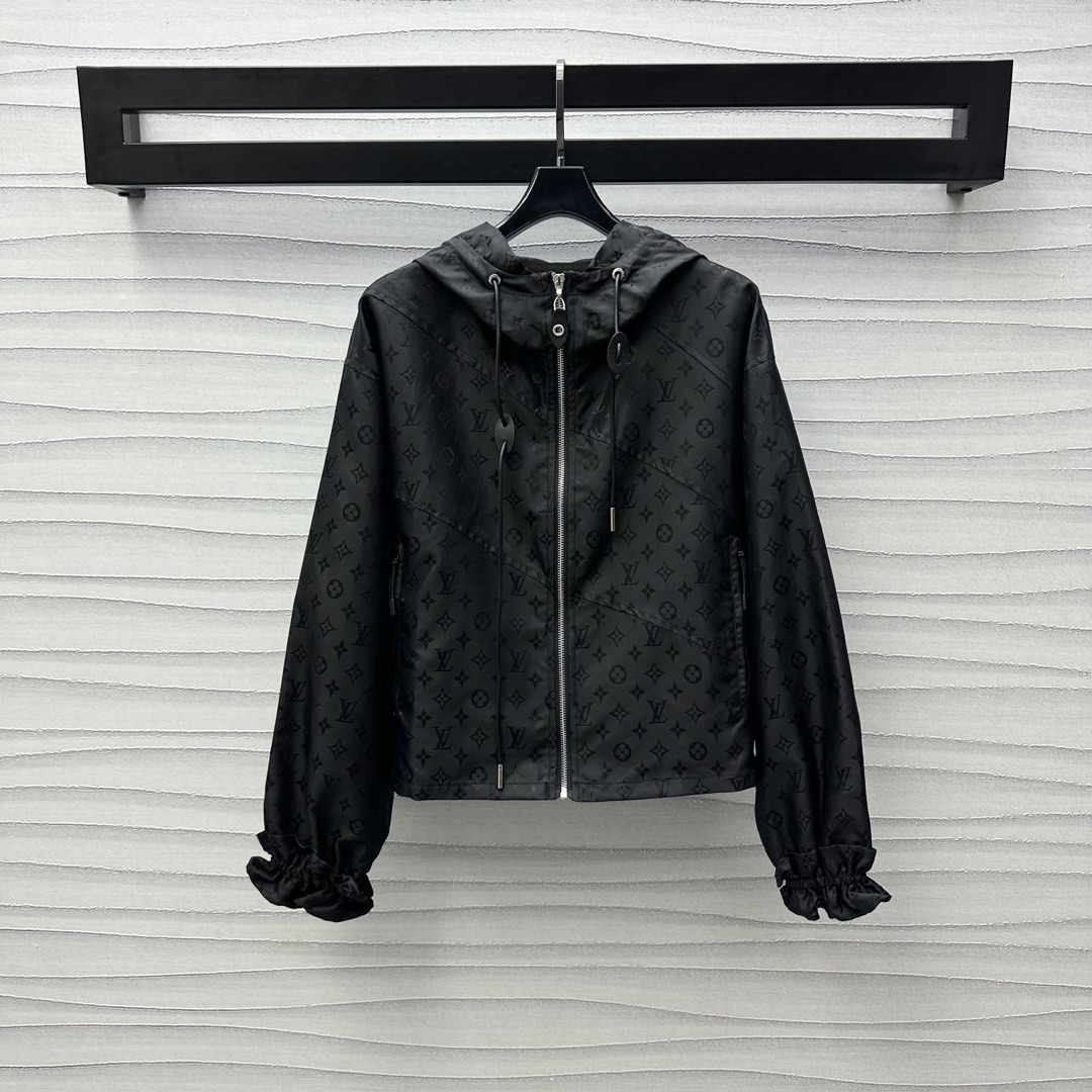NO:334194,Louis Vuitto*2025 new product is available on the shelves of Jacquard Hooded Jacket Customized YB imported charge nylon material, crisp and stylish, full-print iconic four-leaf clover elements letter jacquard elements, highlighting the brand tone, the neckline is decorated with leather buckles and drawstring adjustment design, adding layered hooded zipper jacket tailoring, casually dressed out and fashionable, high-version 2 colors,,louis vuitton, jackets & coats, jackets & coats, hats, alexander wang19860909Louis Vuitto*2025新品上架提花连帽夹克外套定制YB进口冲锋尼龙材质 挺括有型 通体满印标志性四叶草元素字母提花元素 彰显品牌调性 领口饰以皮扣抽绳调节设计 增添造型层次感 连帽拉链外套剪裁 随意外搭出彩时髦  高版本2色,,louis vuitton,jackets & coats,jackets & coats,hats,alexander wang,Women's clothing