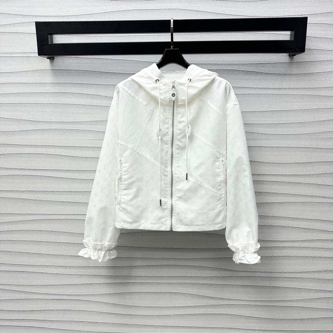 NO:334206,Louis Vuitto*2025 new product is available on the shelves of Jacquard Hooded Jacket Customized YB imported charge nylon material, crisp and stylish, full-print iconic four-leaf clover elements letter jacquard elements, highlighting the brand tone, the neckline is decorated with leather buckles and drawstring adjustment design, adding layered hooded zipper jacket tailoring, casually dressed out and fashionable, high-version 2 colors,,louis vuitton, jackets & coats, jackets & coats, hats, alexander wang19860909Louis Vuitto*2025新品上架提花连帽夹克外套定制YB进口冲锋尼龙材质 挺括有型 通体满印标志性四叶草元素字母提花元素 彰显品牌调性 领口饰以皮扣抽绳调节设计 增添造型层次感 连帽拉链外套剪裁 随意外搭出彩时髦  高版本2色,,louis vuitton,jackets & coats,jackets & coats,hats,alexander wang,Women's clothing