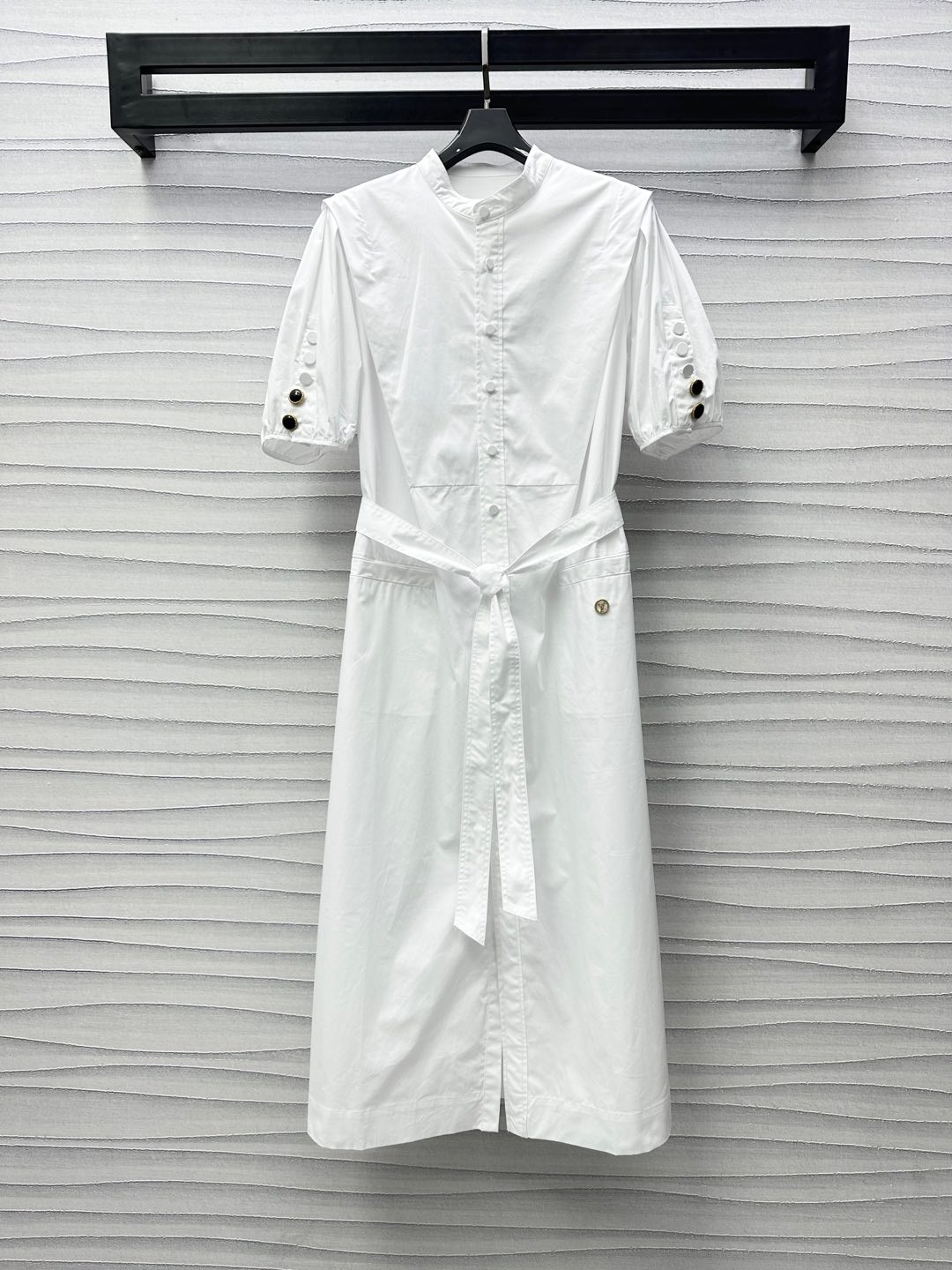 NO:334209,Louis Vuitto*2025 new product is available on the shelves of round neck belt shirt skirt, custom YB imported twill cotton material, comfortable, hanging and stylish, and adjustable with open-clad buttons. The curve is outlined with the waist cloth belt, adding layered shapes, easy to divide the ratio of the upper and lower lengths, cuffs embellish the heavy industry lacquer button decoration, highlighting the brand tone, surface auxiliary material development, short sleeve belt dress tailoring, meet the various needs of commuting and dates, and more advanced temperament. High-version,,louis vuitton, skirts, T-shirt, alexander wang19860909Louis Vuitto*2025新品上架圆领腰带衬衣裙定制YB进口斜纹全棉材质 舒适垂顺有型 沿用开襟纽扣调节设计 配合腰间本布腰带勾勒曲线 增添造型层次感 轻松划分上短下长好比例 袖口点缀重工襟扣装饰 彰显品牌调性 面辅料开发 短袖腰带连衣裙剪裁 满足通勤约会多种需求穿搭更显高级气质  高版本,,louis vuitton,skirts,T-shirt,alexander wang,Women's clothing