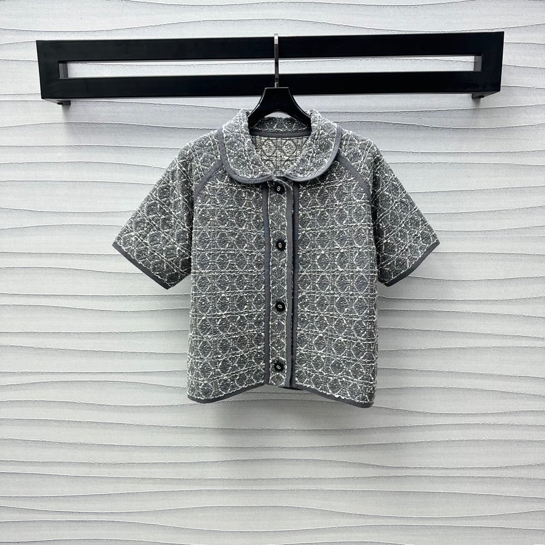 NO:334230,Dio*2025 new product launches on the shelves of diamond woven lapel cardigan custom YB imported cotton yarn material, obvious texture, full appearance, full of diamond yarn, full of paving elements, highlighting the brand tone, golden yarn collides with gray background, adding layered styling, and woven makes the visual effect richer, surface auxiliary materials development, lapel short-sleeved cardigan tailoring, commuting and date outfits show elegant style, high-version, dior, T-shirt, alexander wang19860909Dio*2025新品上架菱格编织翻领开衫定制YB进口棉纶纱线材质 肌理明显 品相十足 通体饰以菱格纹路满铺元素 彰显品牌调性 金色纱线与灰底色相碰撞 增添造型层次感 编织感让视觉效果更丰富 面辅料开发 翻领短袖开衫剪裁 通勤约会穿搭尽显优雅风范  高版本,,dior,T-shirt,alexander wang,Women's clothing